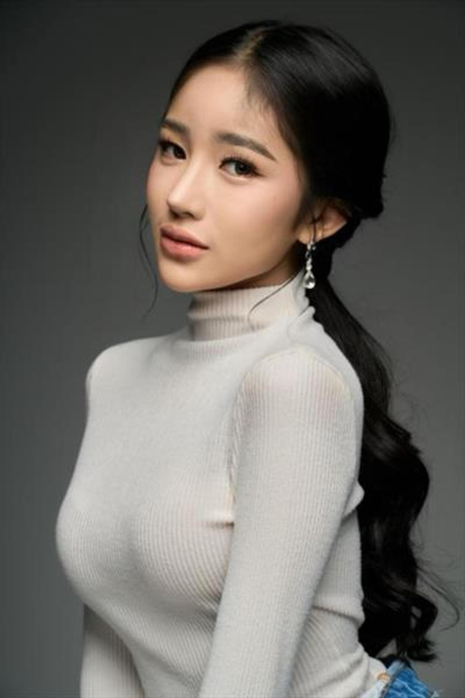 Yeji, 21, escort in Hong Kong — 159 cm, black hair (photo 2 of 5)