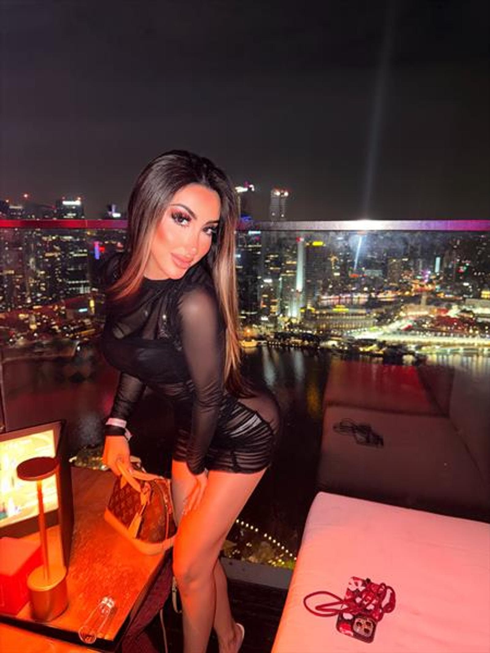 Prune, 26, escort in Hong Kong — 164 cm, brown hair (photo 4 of 4)