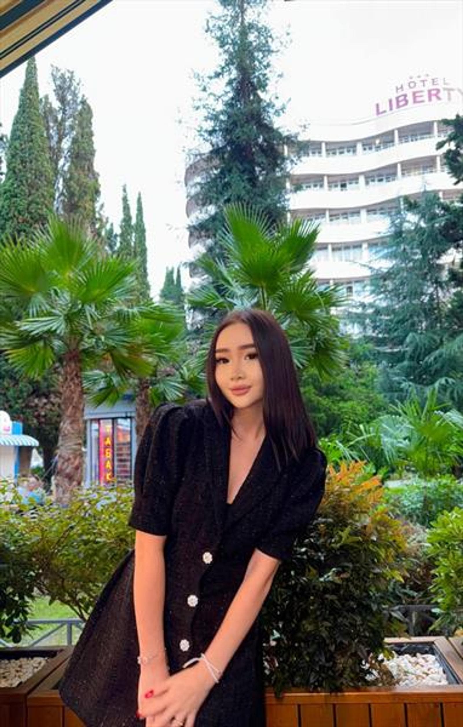 Noor, 21, escort in Hong Kong — brown hair, 177 cm (photo 5 of 5)