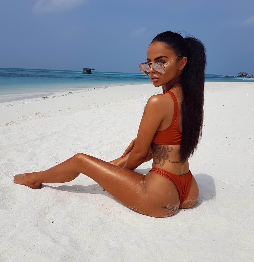 Nora, 27, escort in Moscow — 170 cm, black hair (photo 2 of 10)