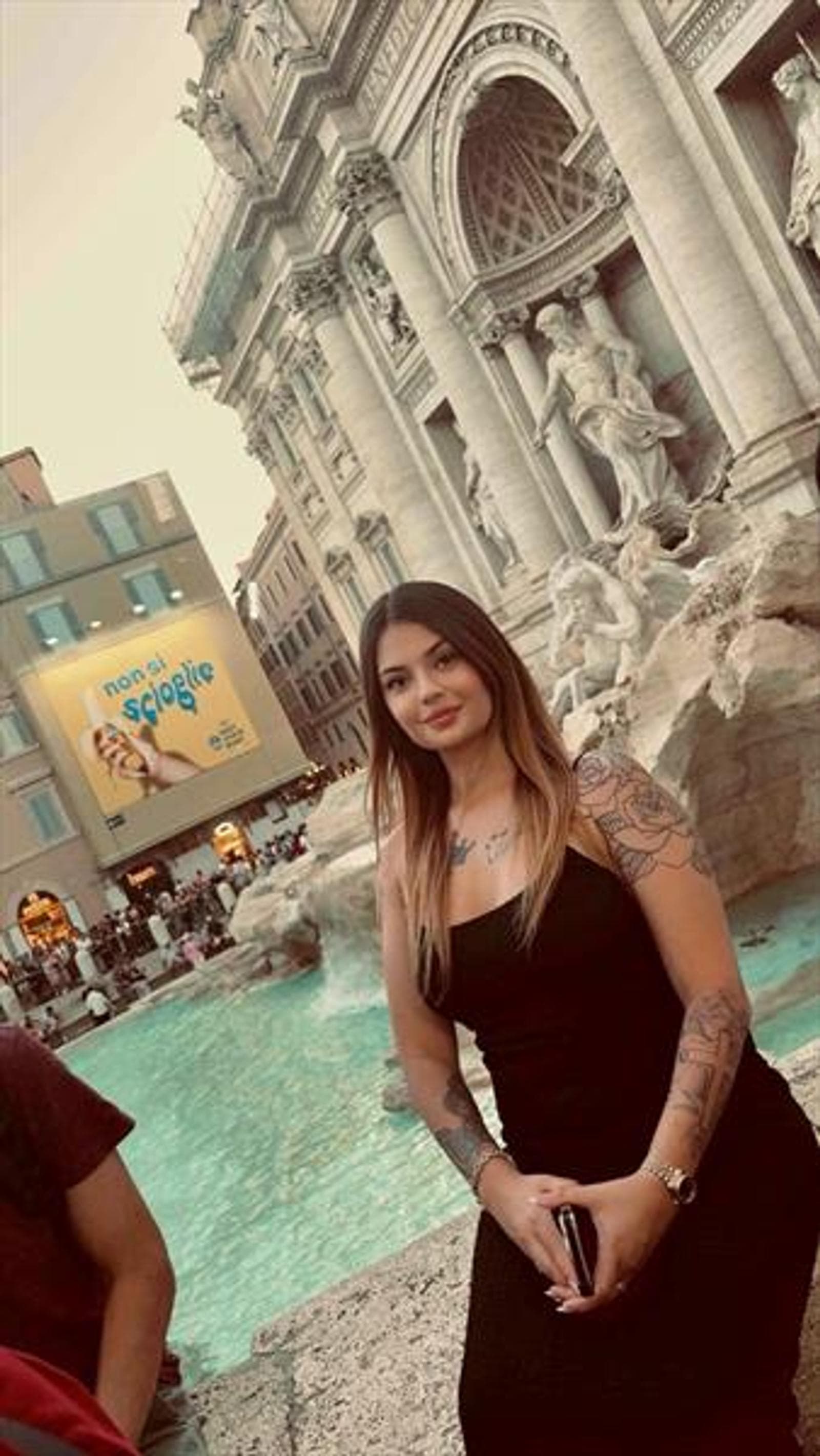 Cordelia, 22, escort in Hong Kong — brown hair, 164 cm (photo 5 of 5)