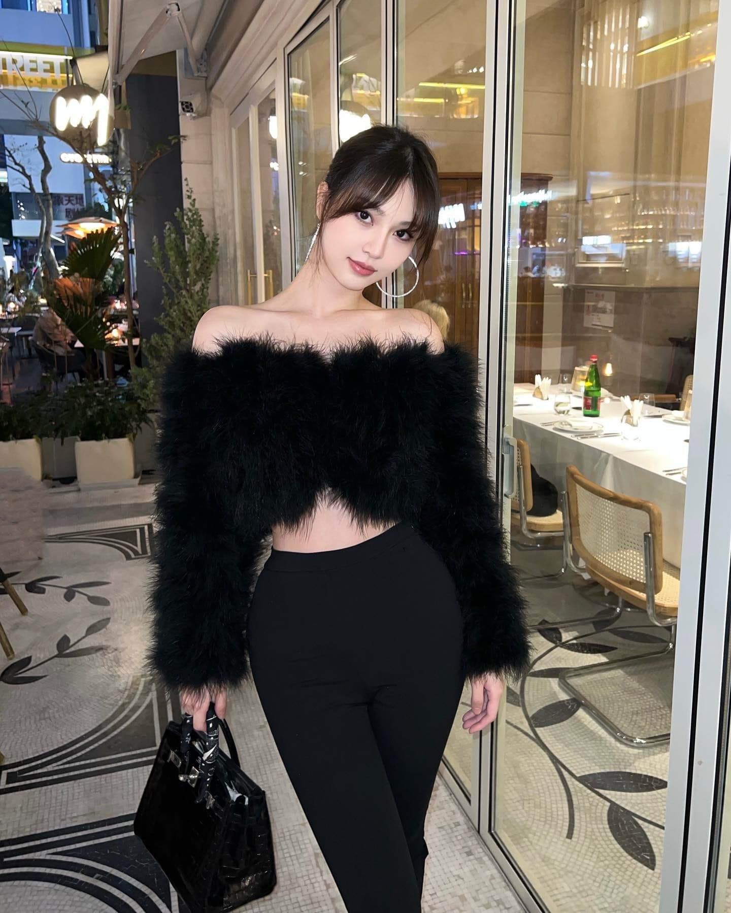 Sloan, 23, escort in Moscow — black hair, 172 cm (photo 5 of 10)