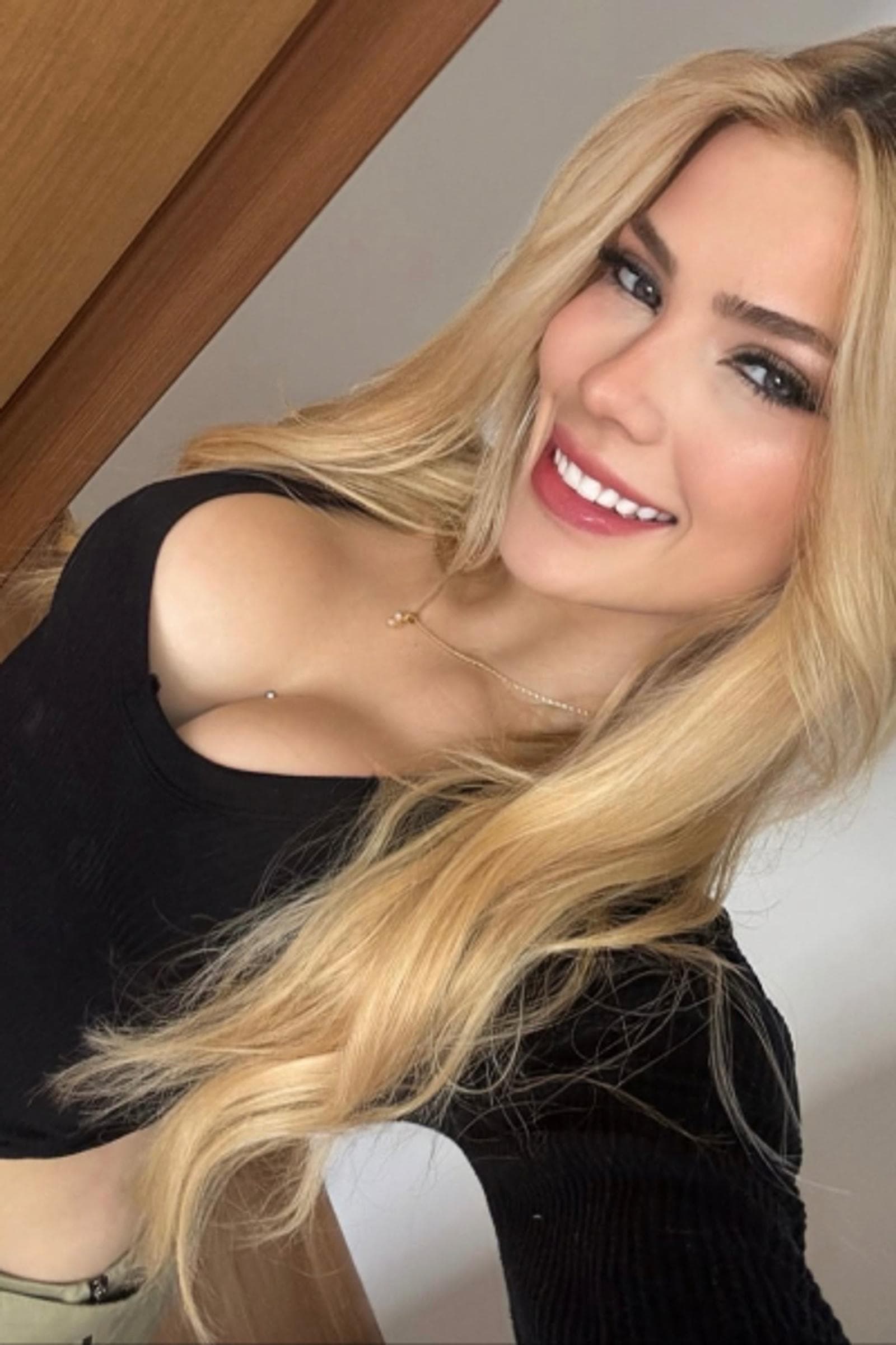 Severine, 25, escort in Hong Kong — blonde hair, 167 cm (photo 5 of 7)