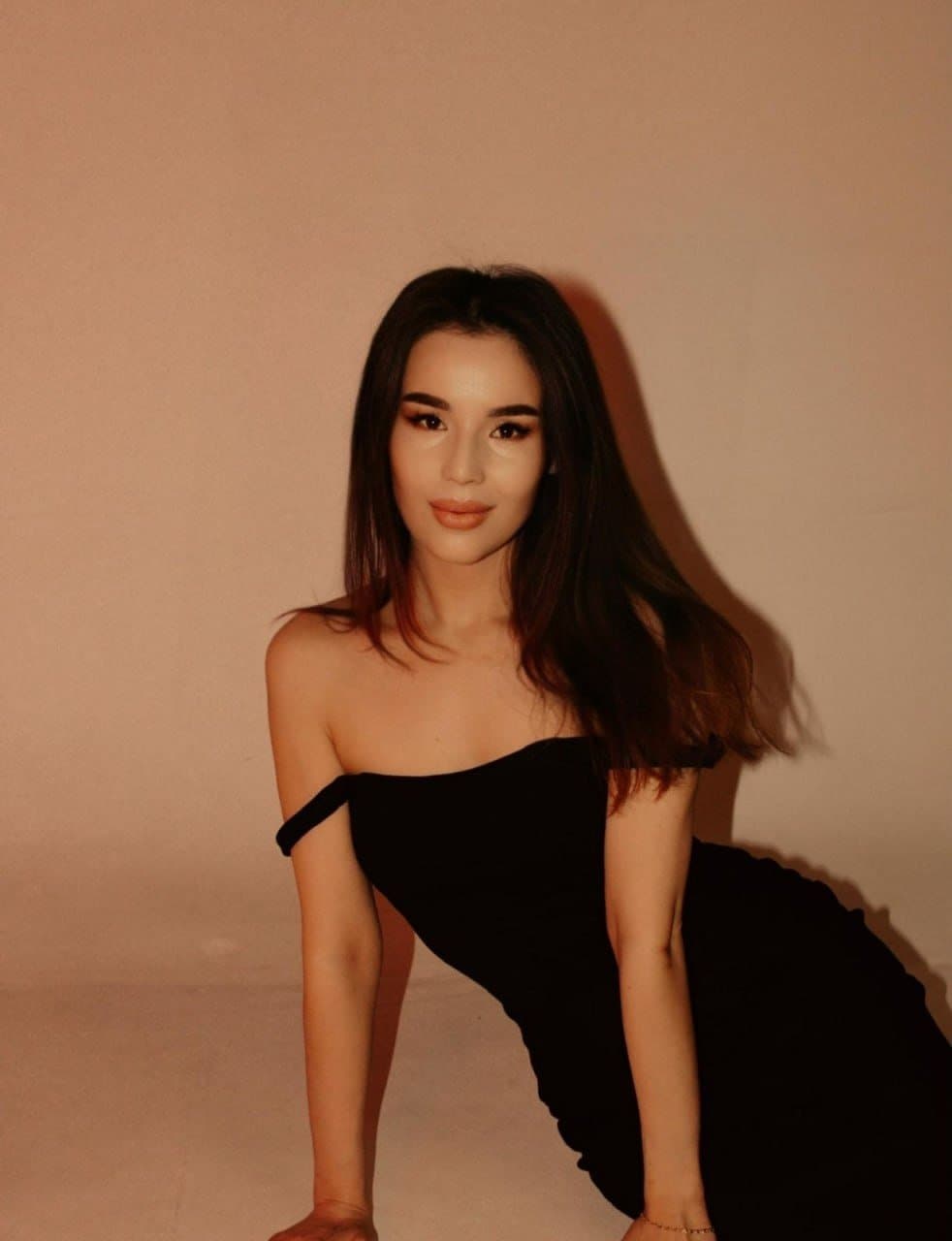 Firuza, 25, escort in Almaty — brown hair, Kazakh (photo 1 of 9)