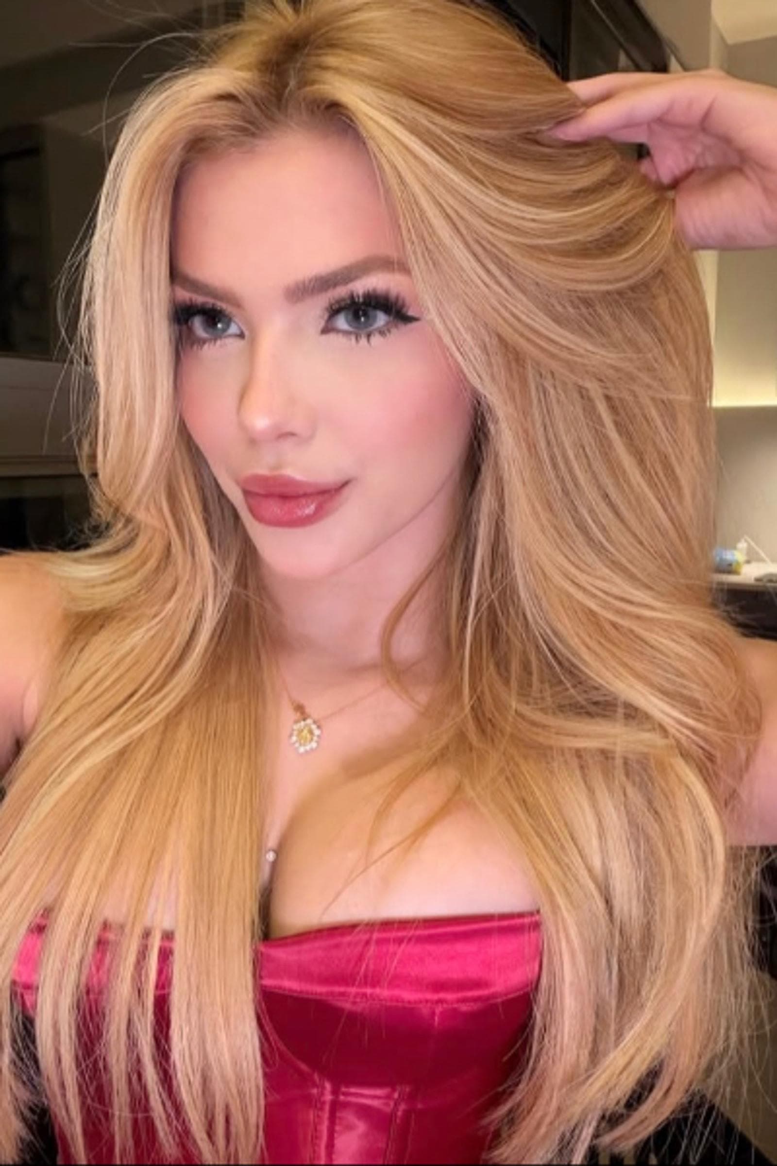 Severine, 25, escort in Hong Kong — blonde hair, 167 cm (photo 7 of 7)