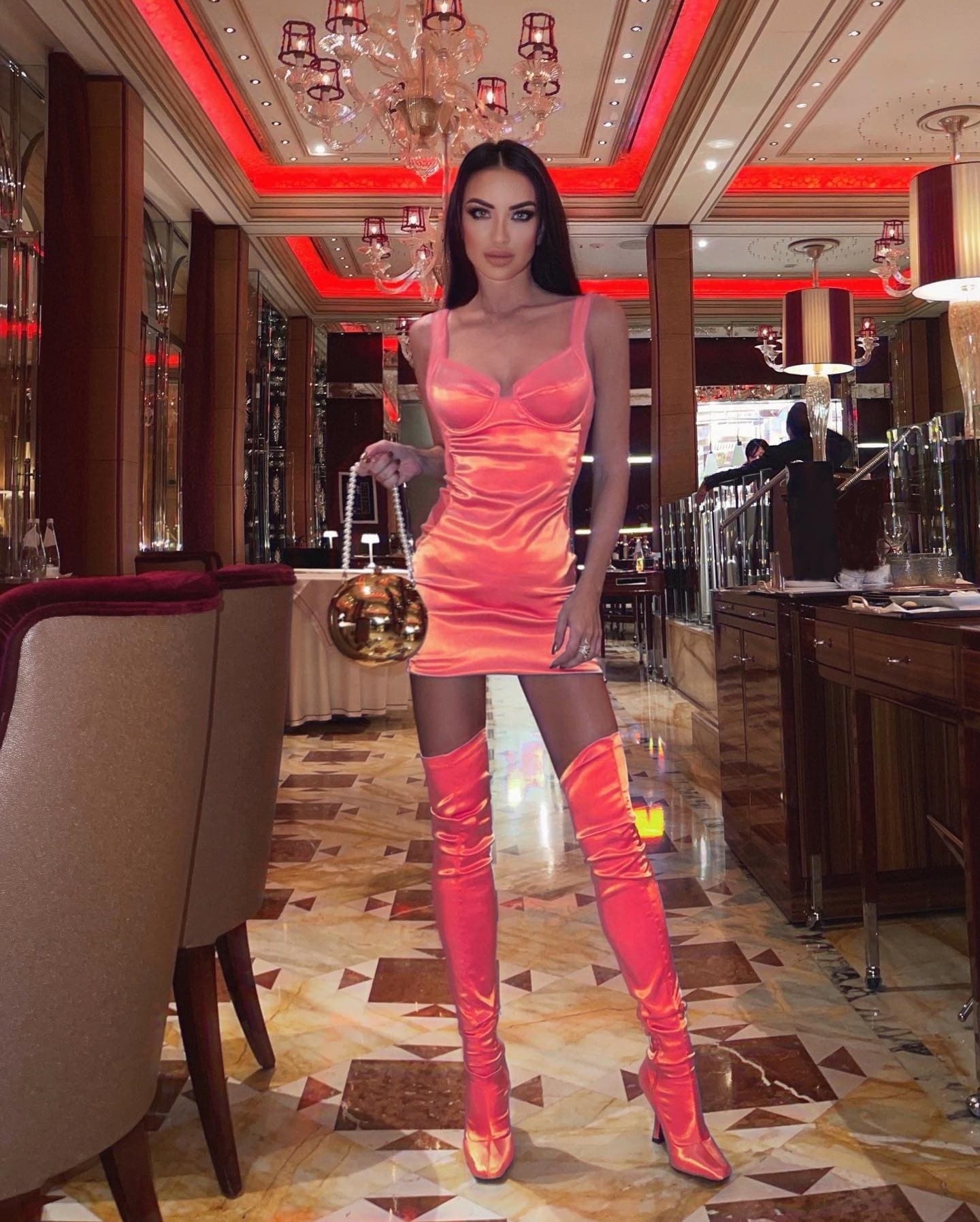 Dina, 21, escort in Moscow — black hair, 178 cm (photo 5 of 10)