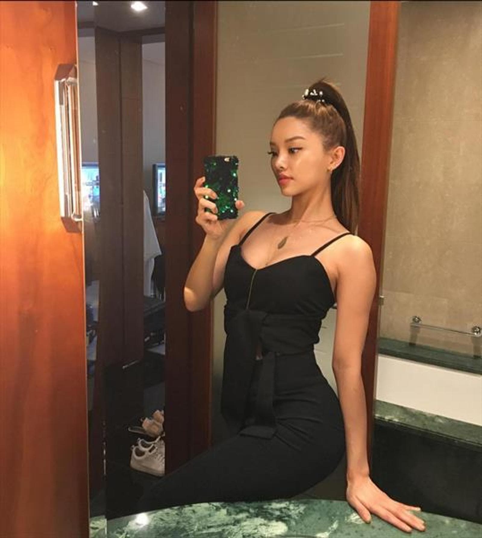 Koko, 28, escort in Hong Kong — 164 cm, brown hair (photo 4 of 5)