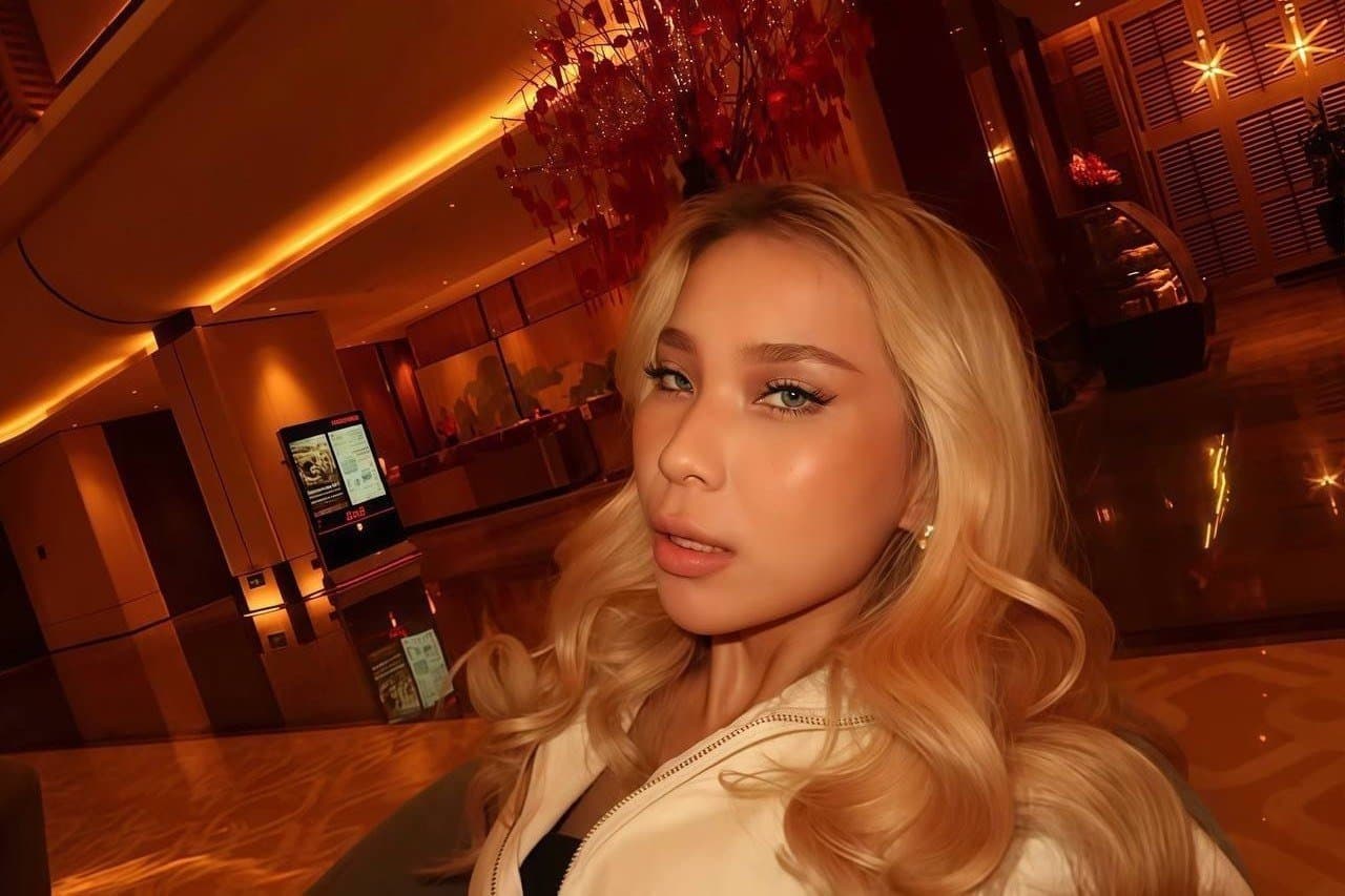 Aruzhan, 18, escort in Astana — Kazakh, 169 cm (photo 8 of 8)