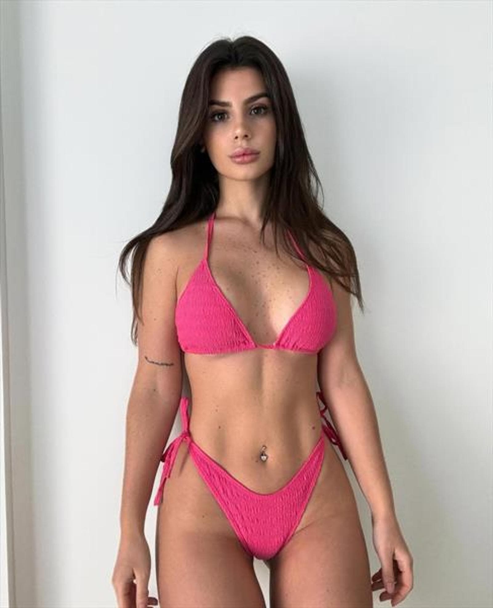 Bernadette, 25, escort in Hong Kong — brown hair, 167 cm (photo 1 of 5)