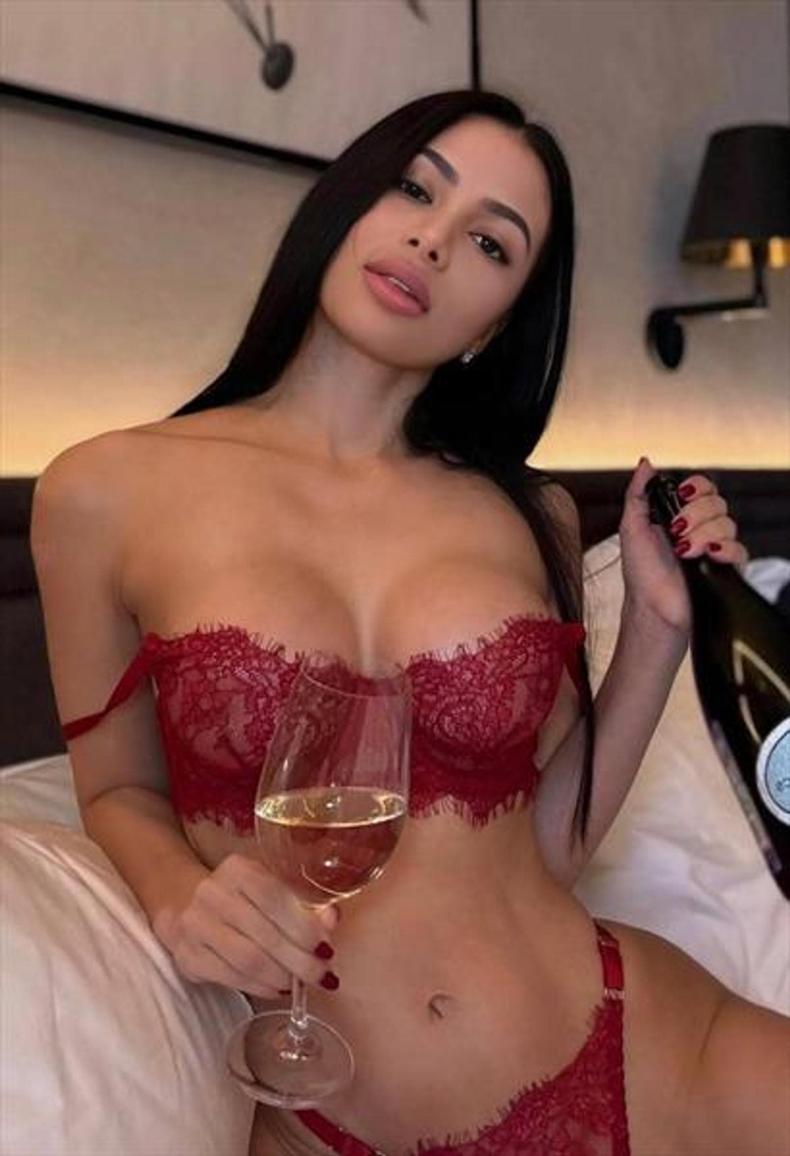 Rayssa, 26, escort in Hong Kong — 167 cm, black hair (photo 2 of 5)