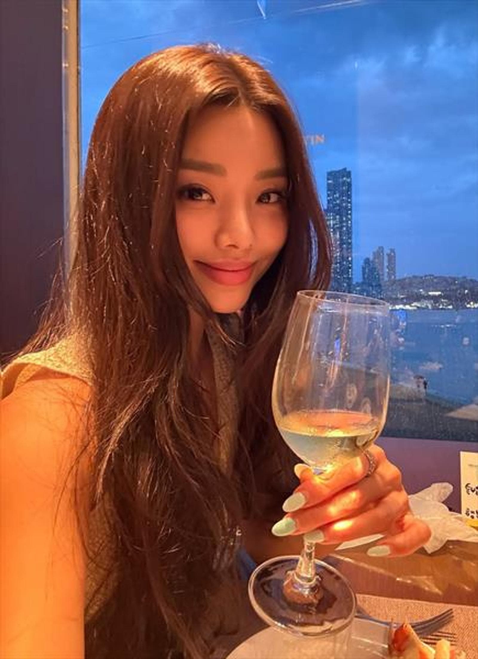 Queenie, 28, escort in Hong Kong — 162 cm, brown hair (photo 4 of 5)