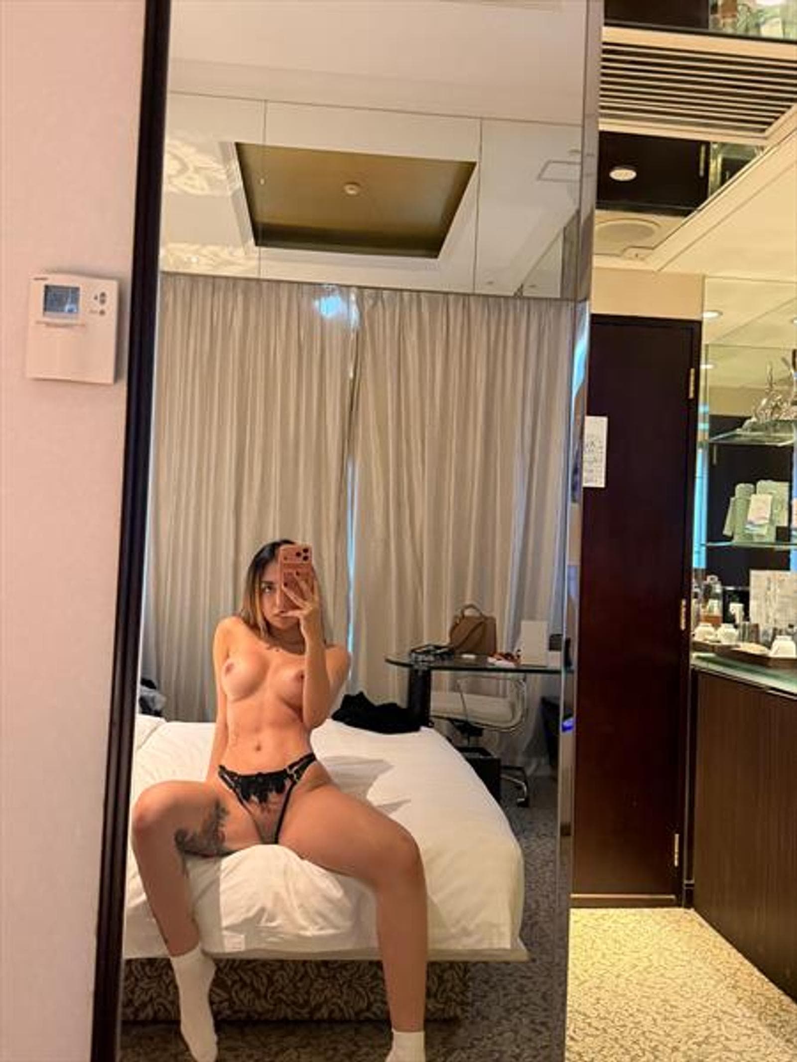 Carla, 23, escort in Hong Kong — blonde hair, 169 cm (photo 3 of 3)
