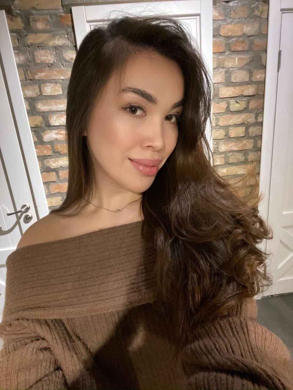 Saltanat, 26, escort in Almaty — brown hair, Kazakh (photo 7 of 7)