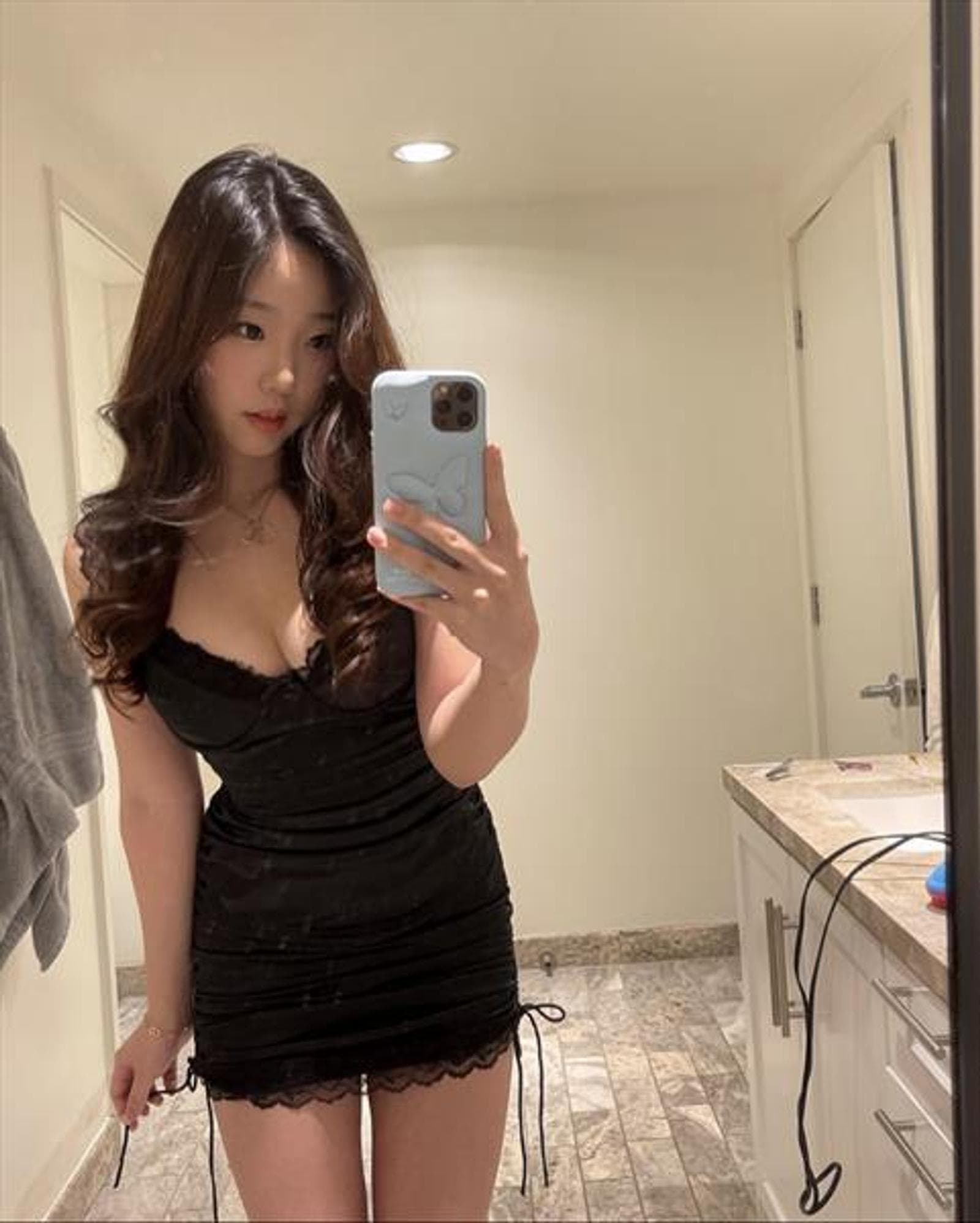 Sammy, 23, escort in Hong Kong — 172 cm, black hair (photo 4 of 4)
