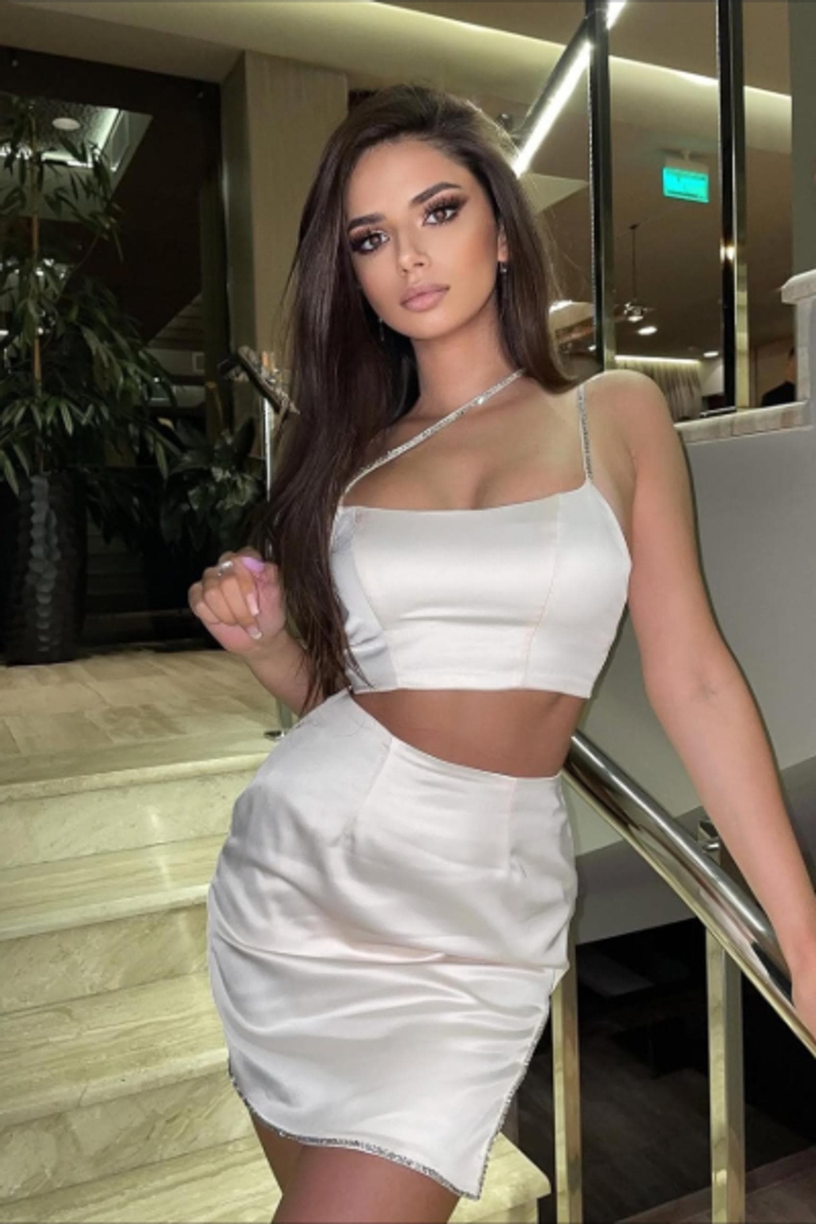 Nele, 24, escort in Hong Kong — black hair, 167 cm (photo 3 of 5)