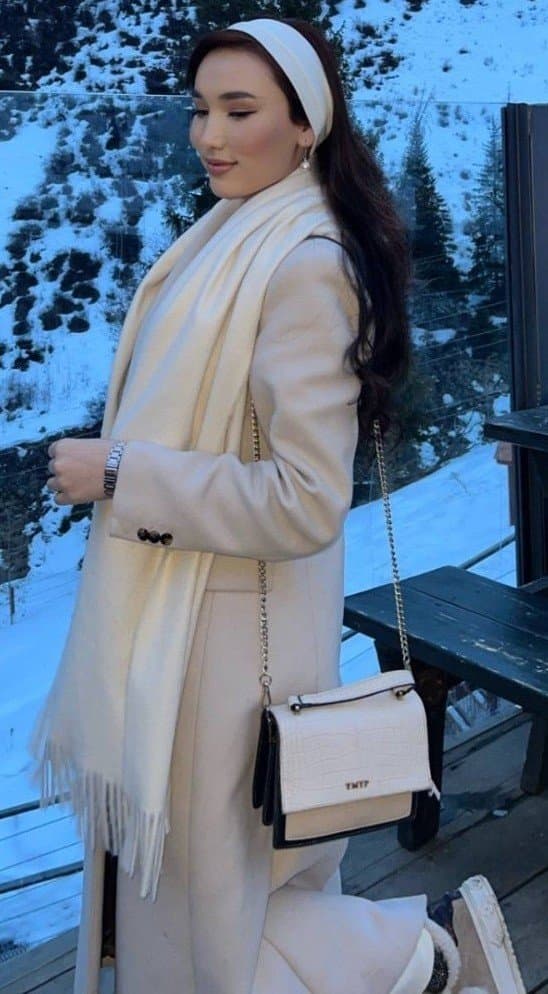 Ozoda, 22, escort in Almaty — brown hair, Kazakh (photo 7 of 12)