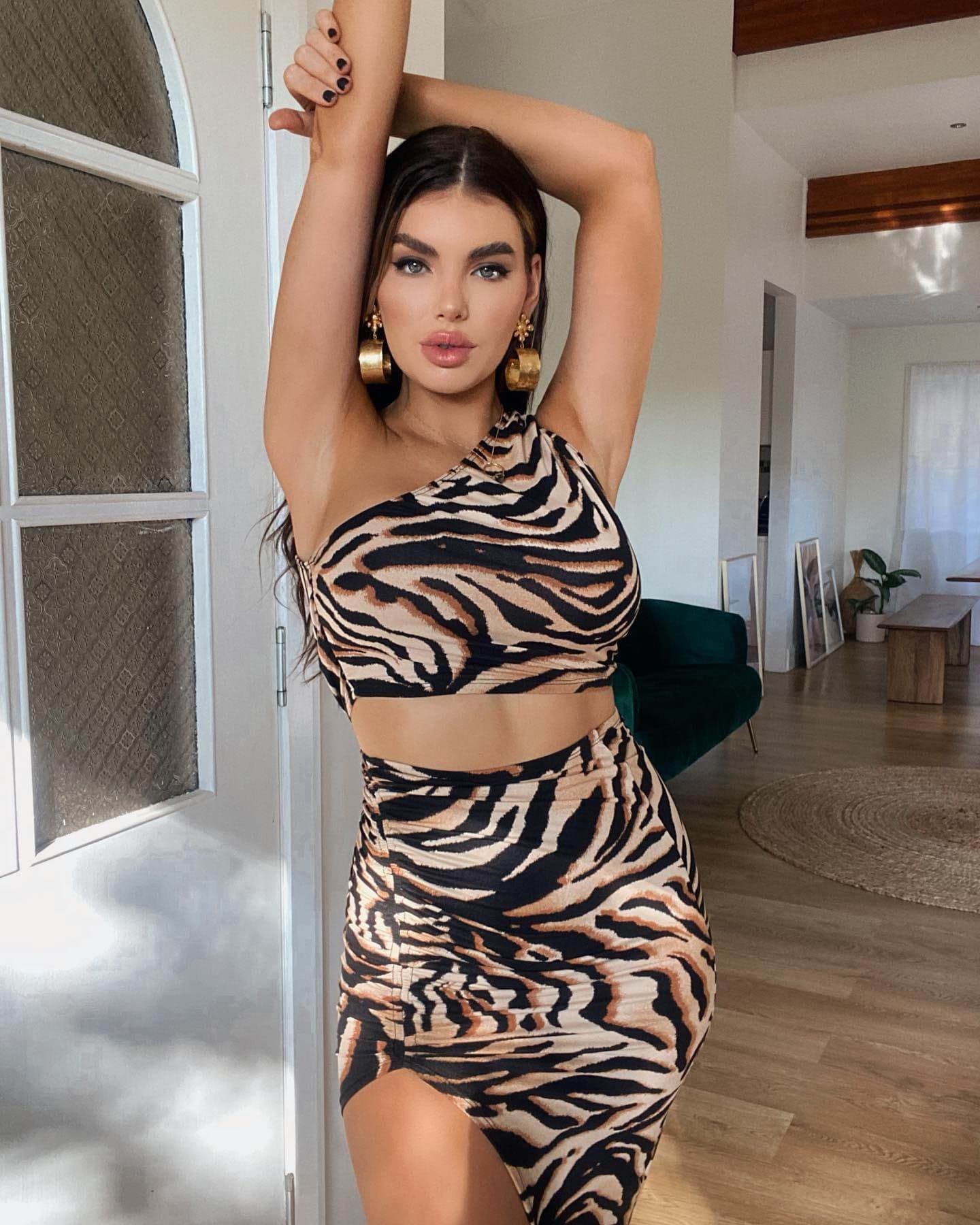 Taya, 24, escort in Moscow — 179 cm, brown hair (photo 2 of 10)