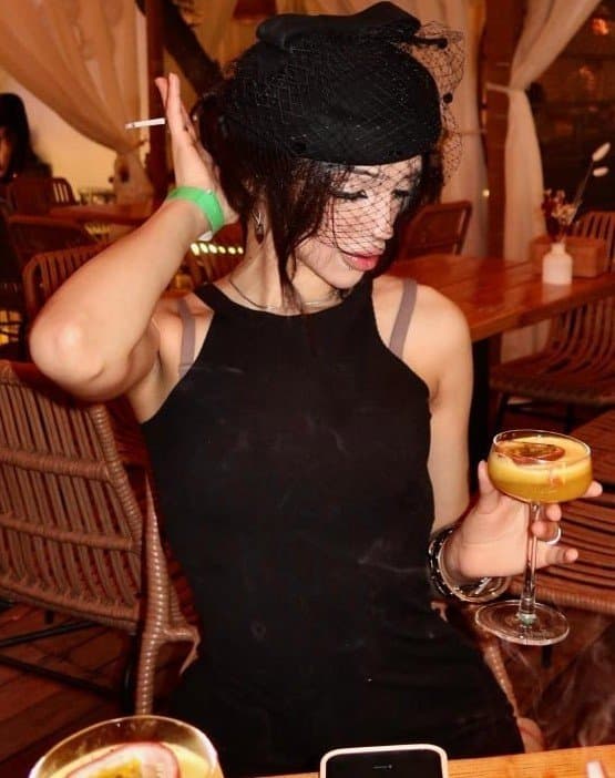 Dilbar, 20, escort in Almaty — brown hair, Kazakh (photo 7 of 9)