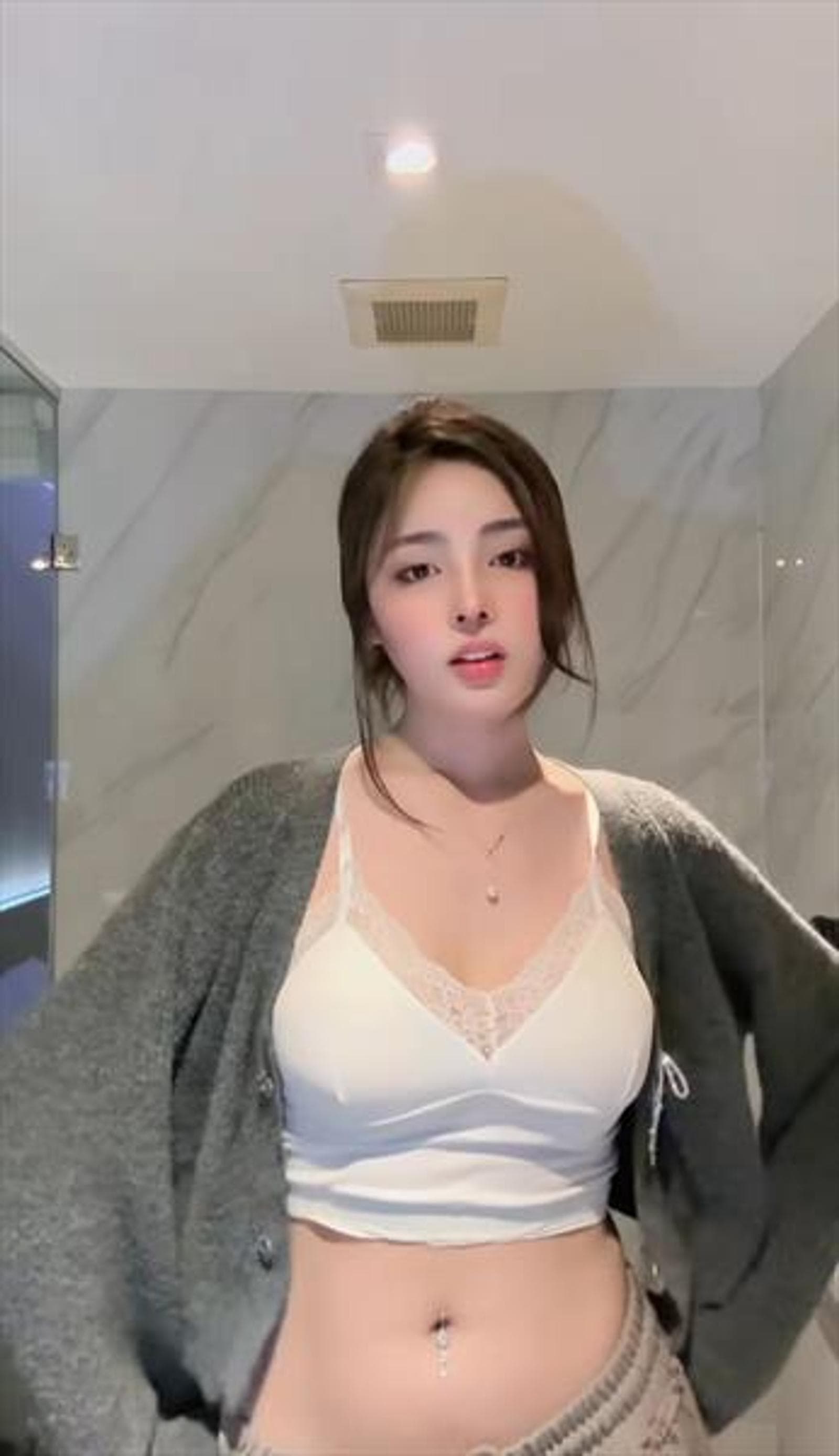 Taeyeon, 26, escort in Hong Kong — 164 cm, black hair (photo 4 of 4)