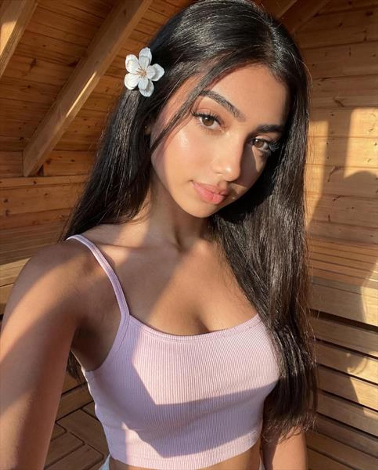 Jodie, 21, escort in Hong Kong — 164 cm, black hair (photo 4 of 5)