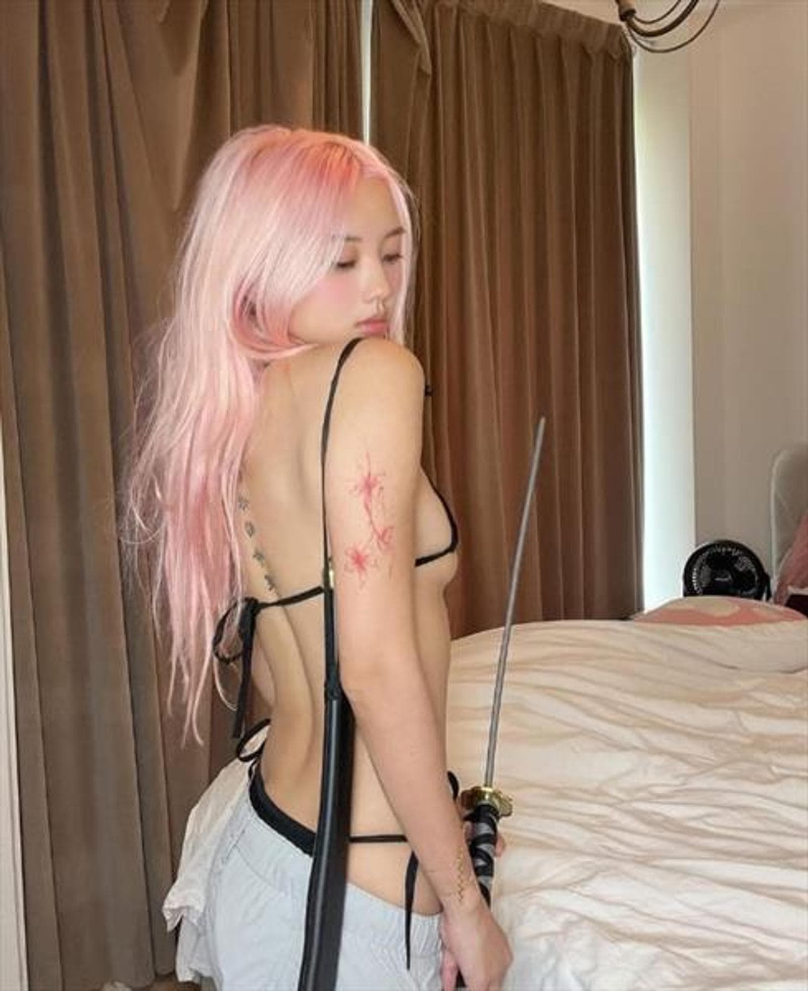Xiao, 26, escort in Hong Kong — red hair, 172 cm (photo 5 of 6)
