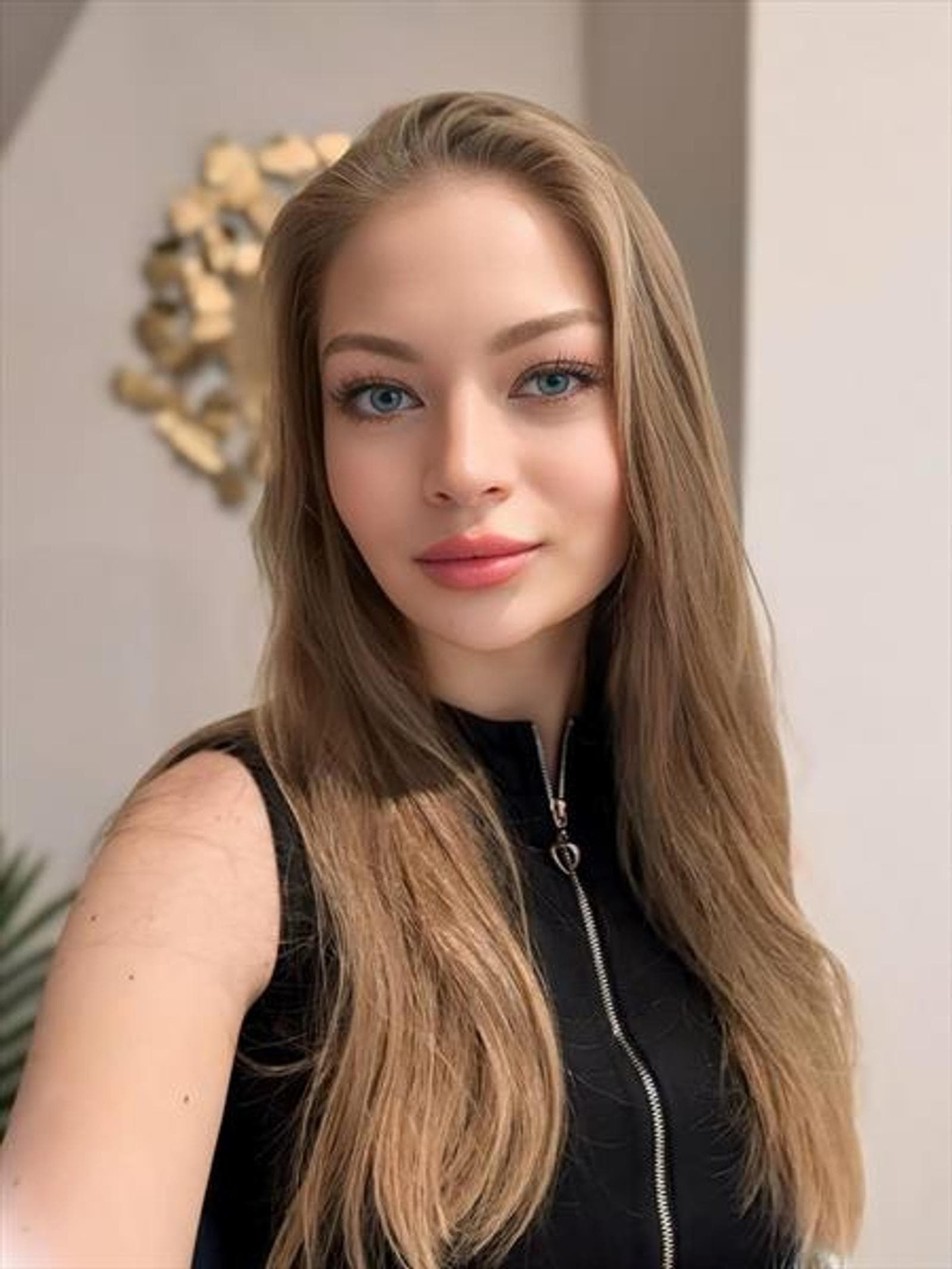 Penny, 25, escort in Hong Kong — 172 cm, blonde hair (photo 2 of 5)