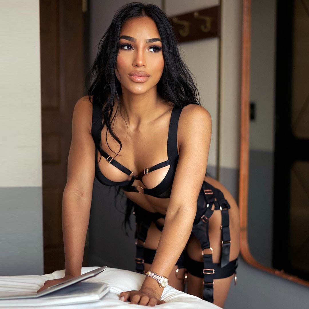 Katya, 22, escort in Moscow — black hair, 177 cm (photo 1 of 10)