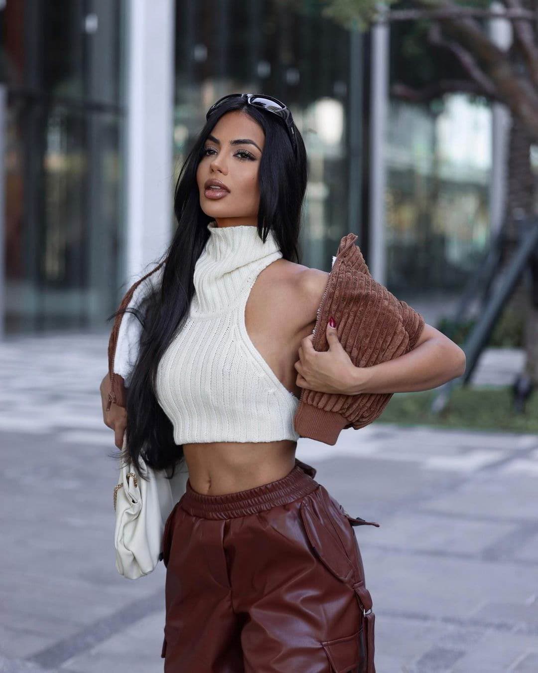 Inessa, 24, escort in Moscow — 174 cm, black hair (photo 2 of 10)