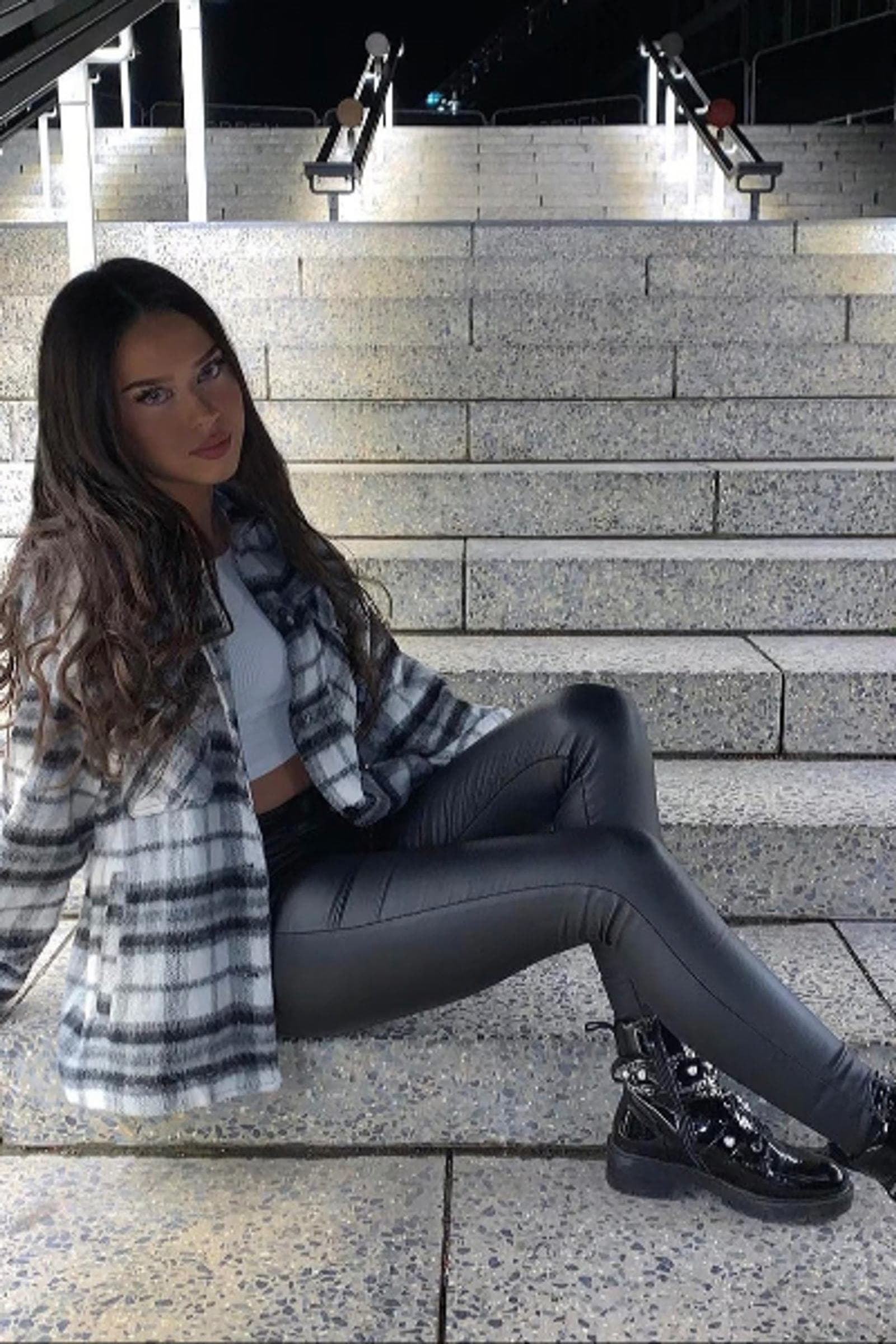 Seraphina, 25, escort in Hong Kong — brown hair, 167 cm (photo 1 of 7)