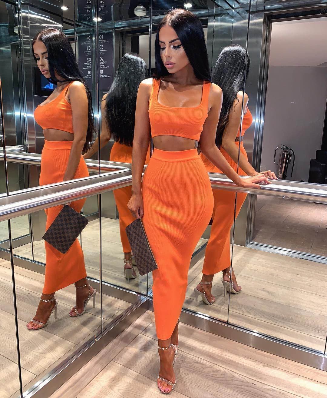Nora, 27, escort in Moscow — black hair, 170 cm (photo 5 of 10)
