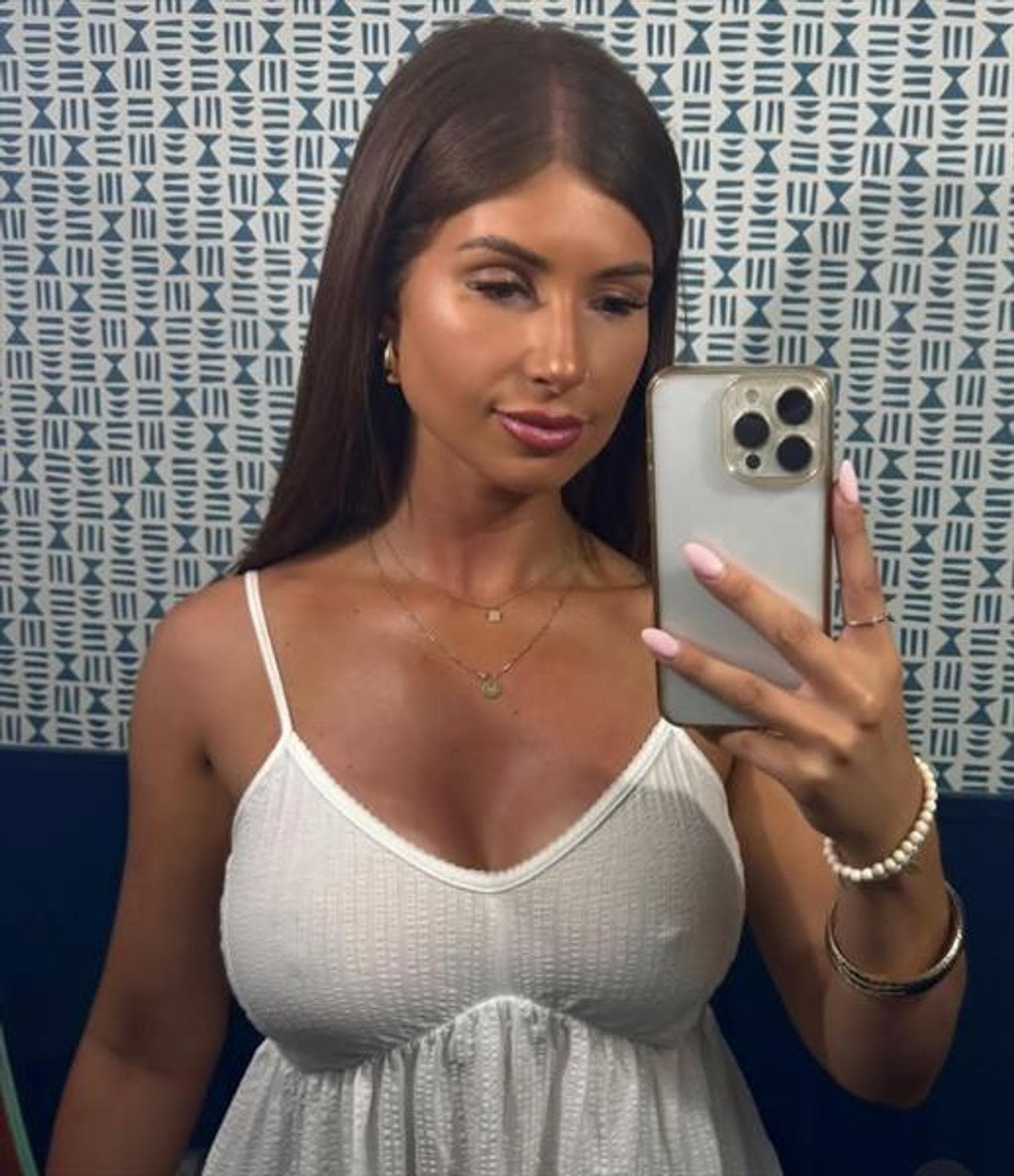 Annalise, 26, escort in Hong Kong — 167 cm, brown hair (photo 2 of 3)