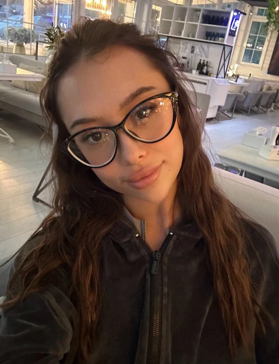 McKenna, 34, escort in Bangkok (photo 1 of 4)