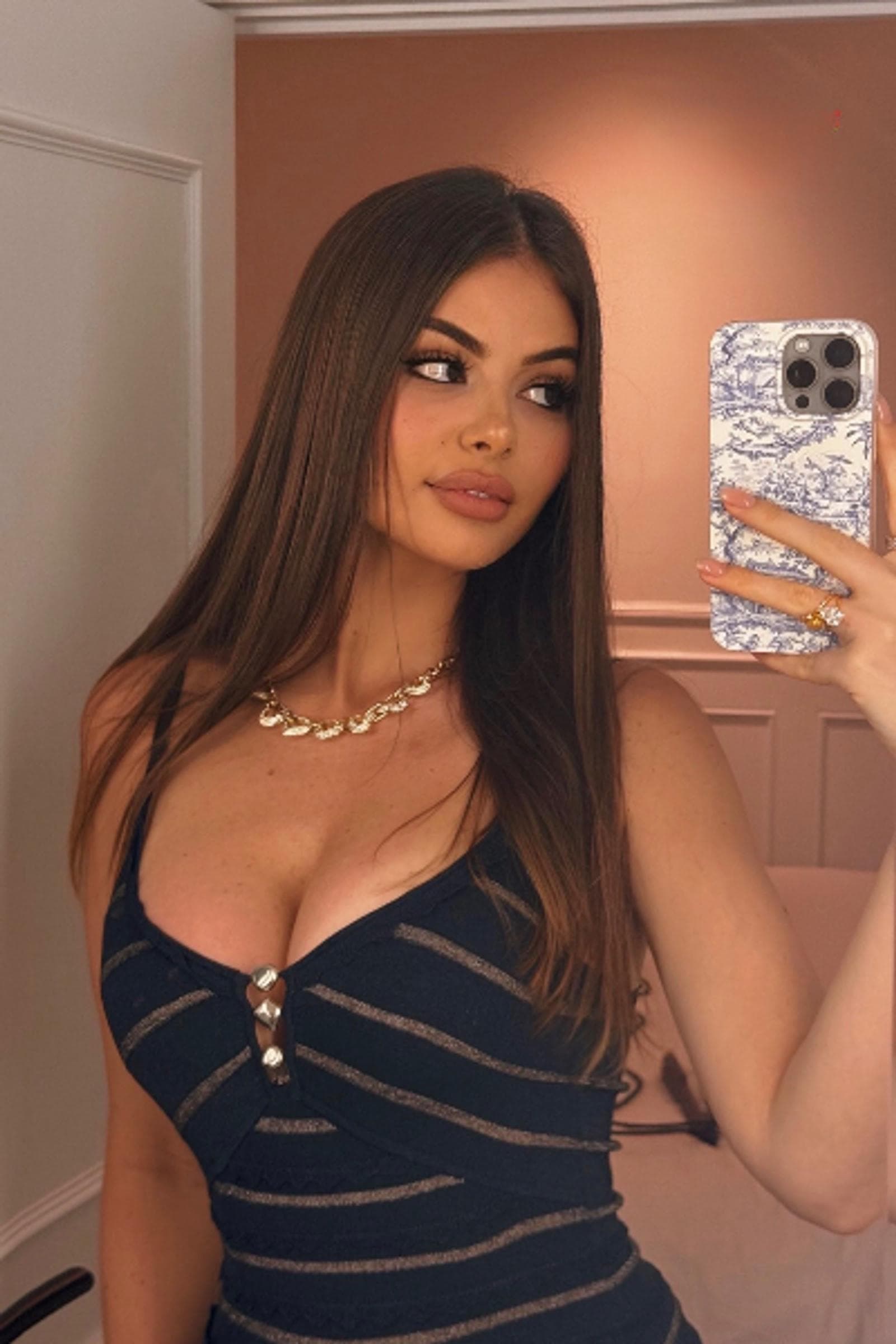 Christina, 24, escort in Hong Kong — brown hair, 164 cm (photo 7 of 7)
