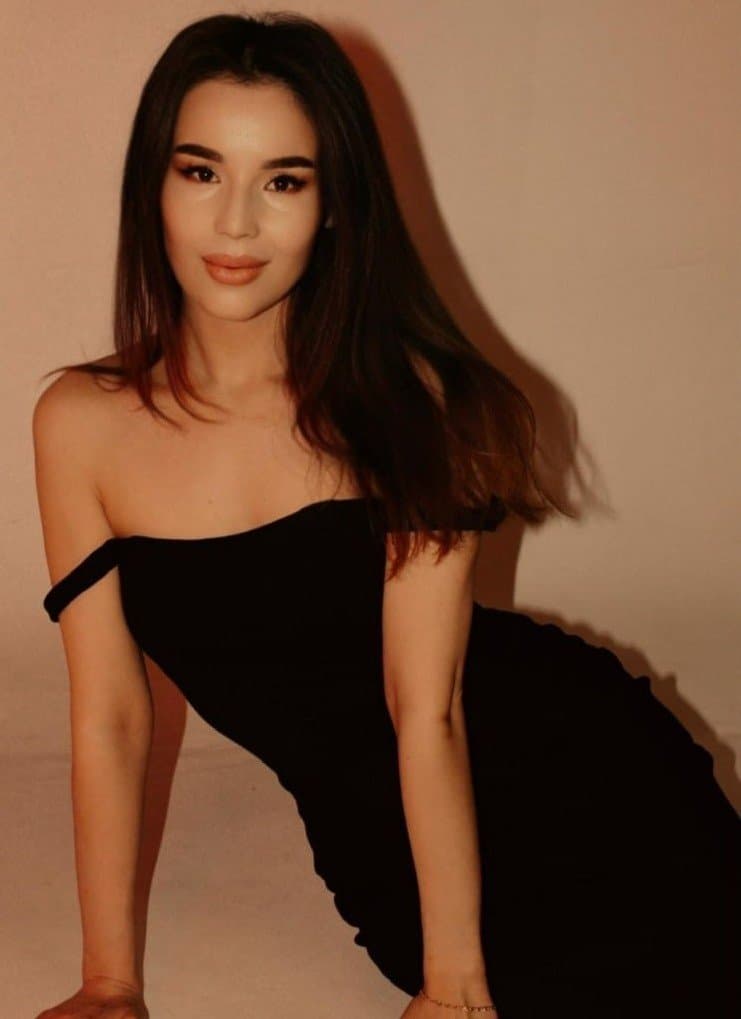 Shahnoza, 25, escort in Almaty — brown hair, Kazakh (photo 1 of 9)