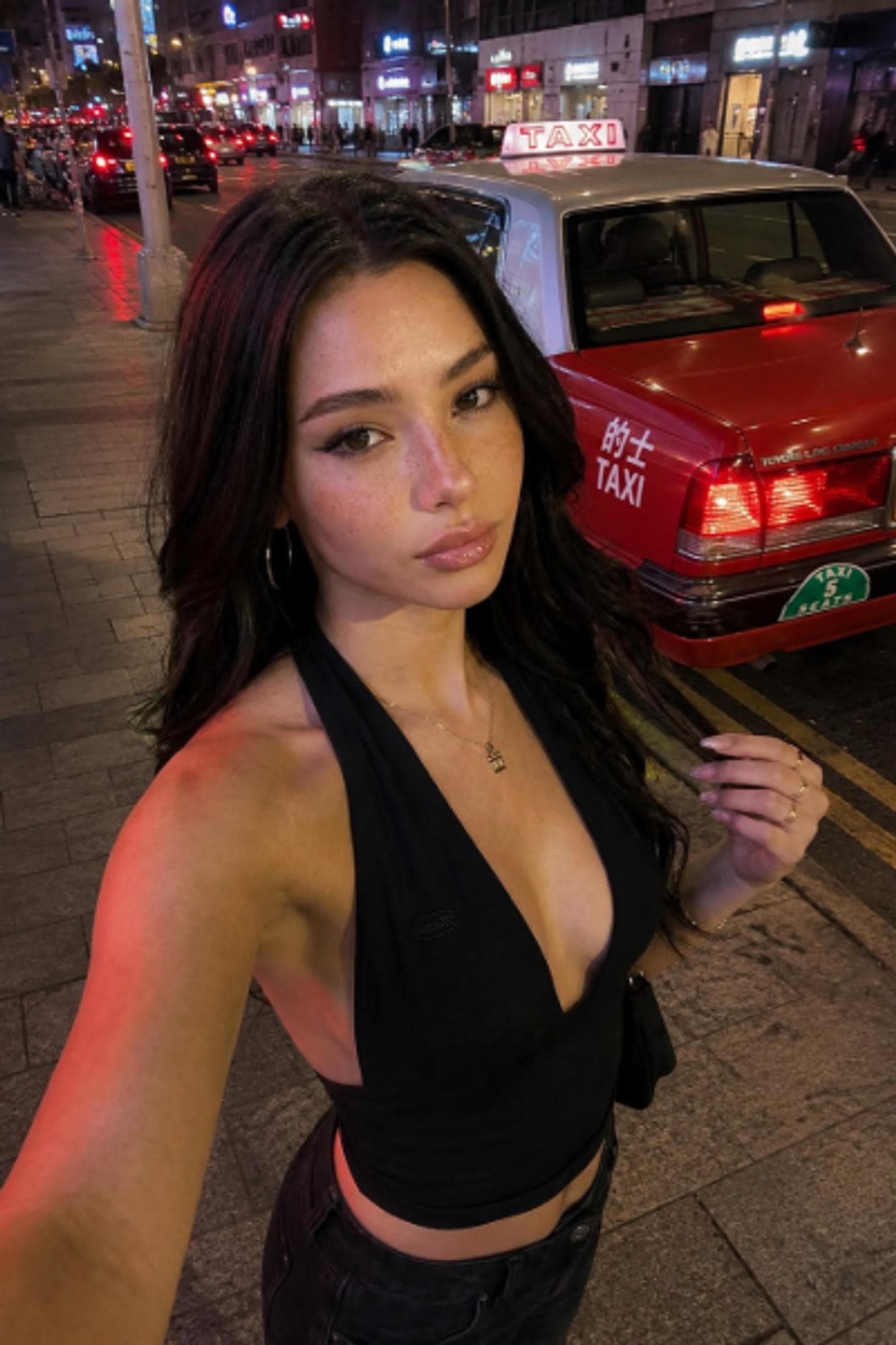 Lexi, 23, escort in Hong Kong — 169 cm, brown hair (photo 2 of 3)