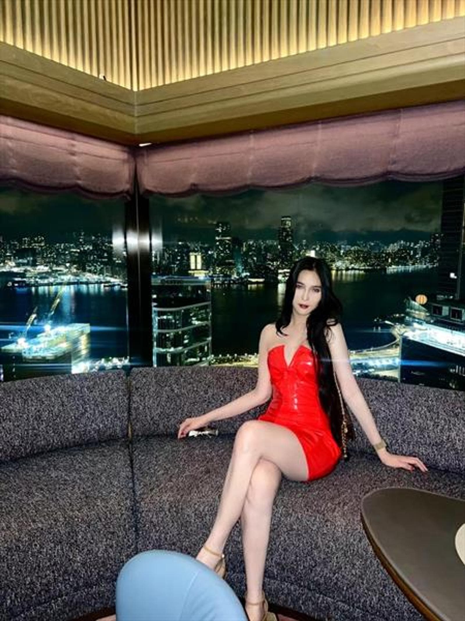 Heloise, 35, escort in Hong Kong — black hair, 182 cm (photo 3 of 5)