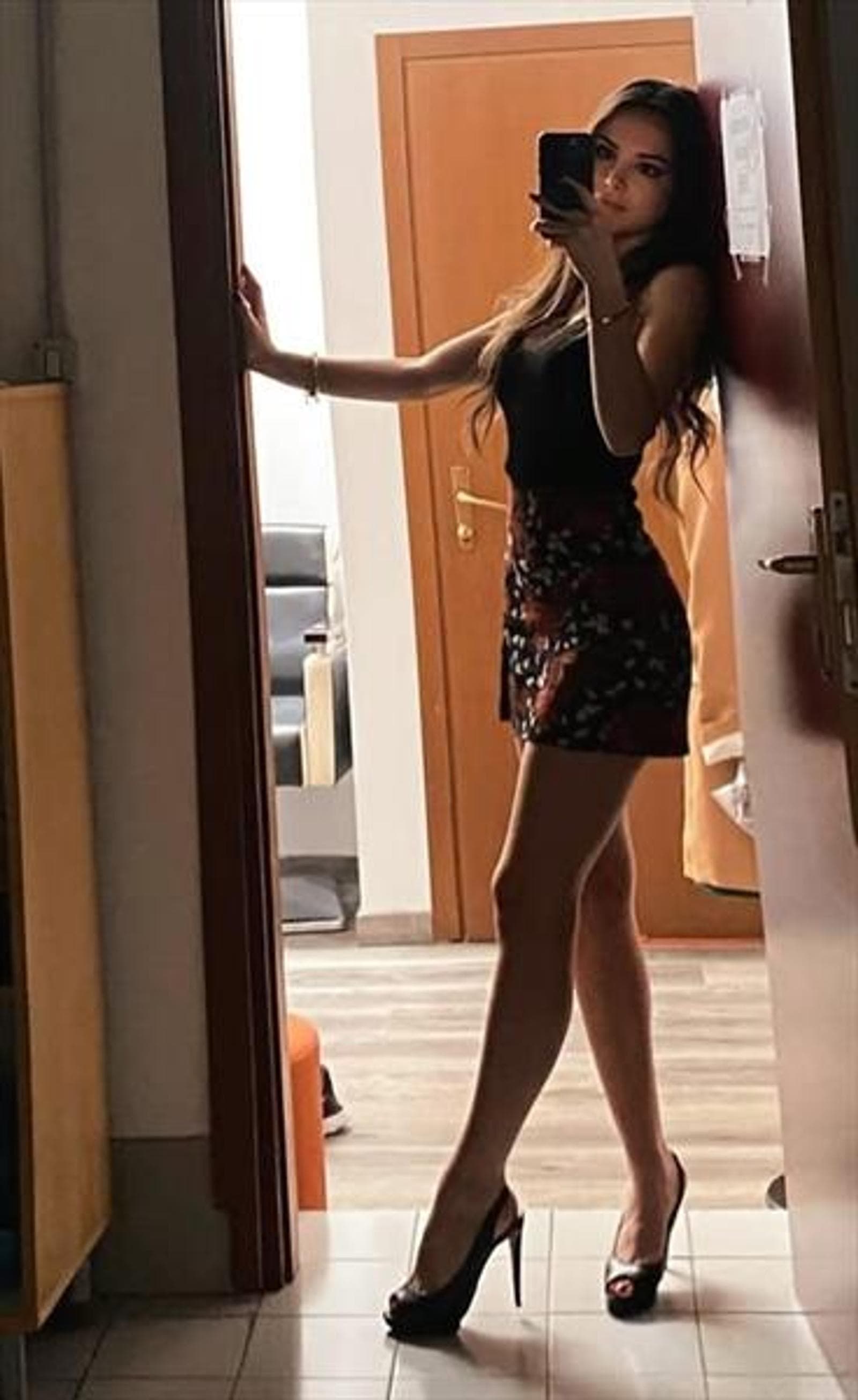 Bettina, 24, escort in Hong Kong — 167 cm, brown hair (photo 2 of 5)