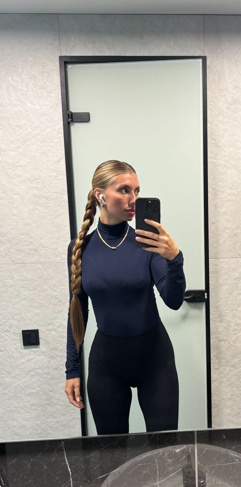 Theresa, 28, escort in Dubai — blonde hair (photo 5 of 10)