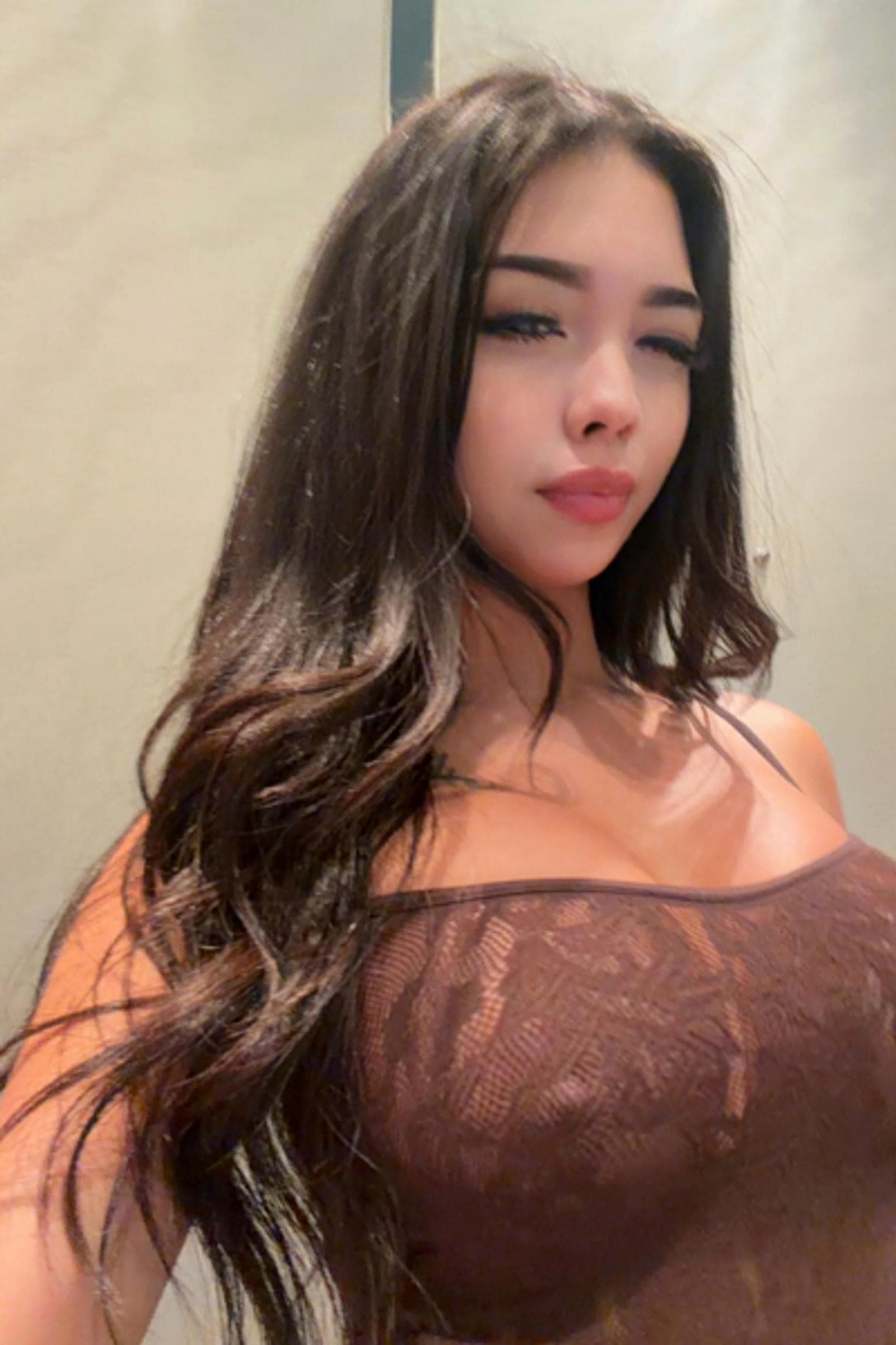Aline, 24, escort in Hong Kong — black hair, 169 cm (photo 3 of 8)