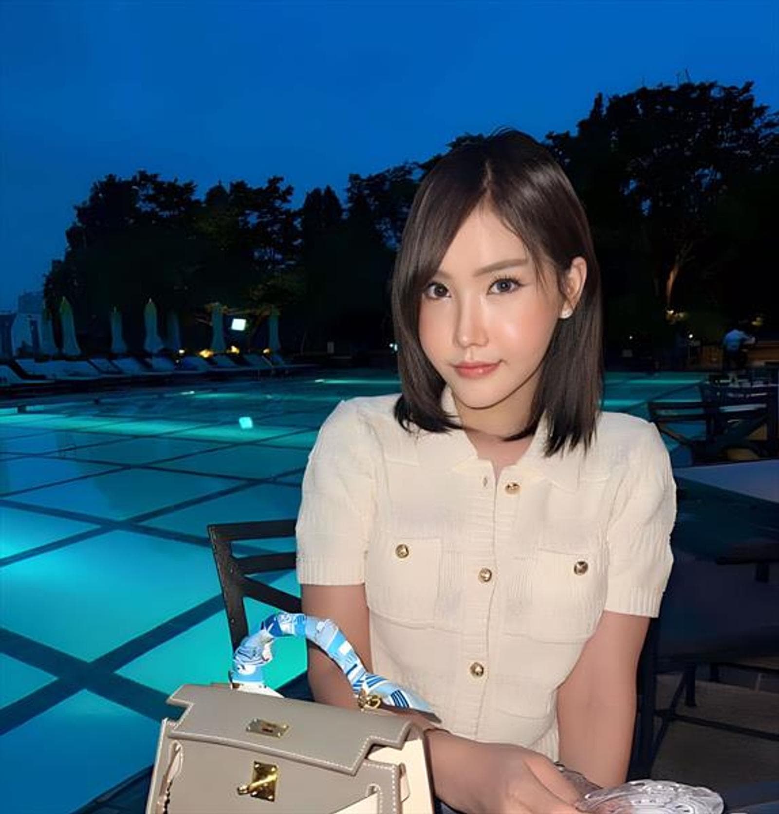 Lucrezia, 27, escort in Hong Kong — 169 cm, brown hair (photo 4 of 5)