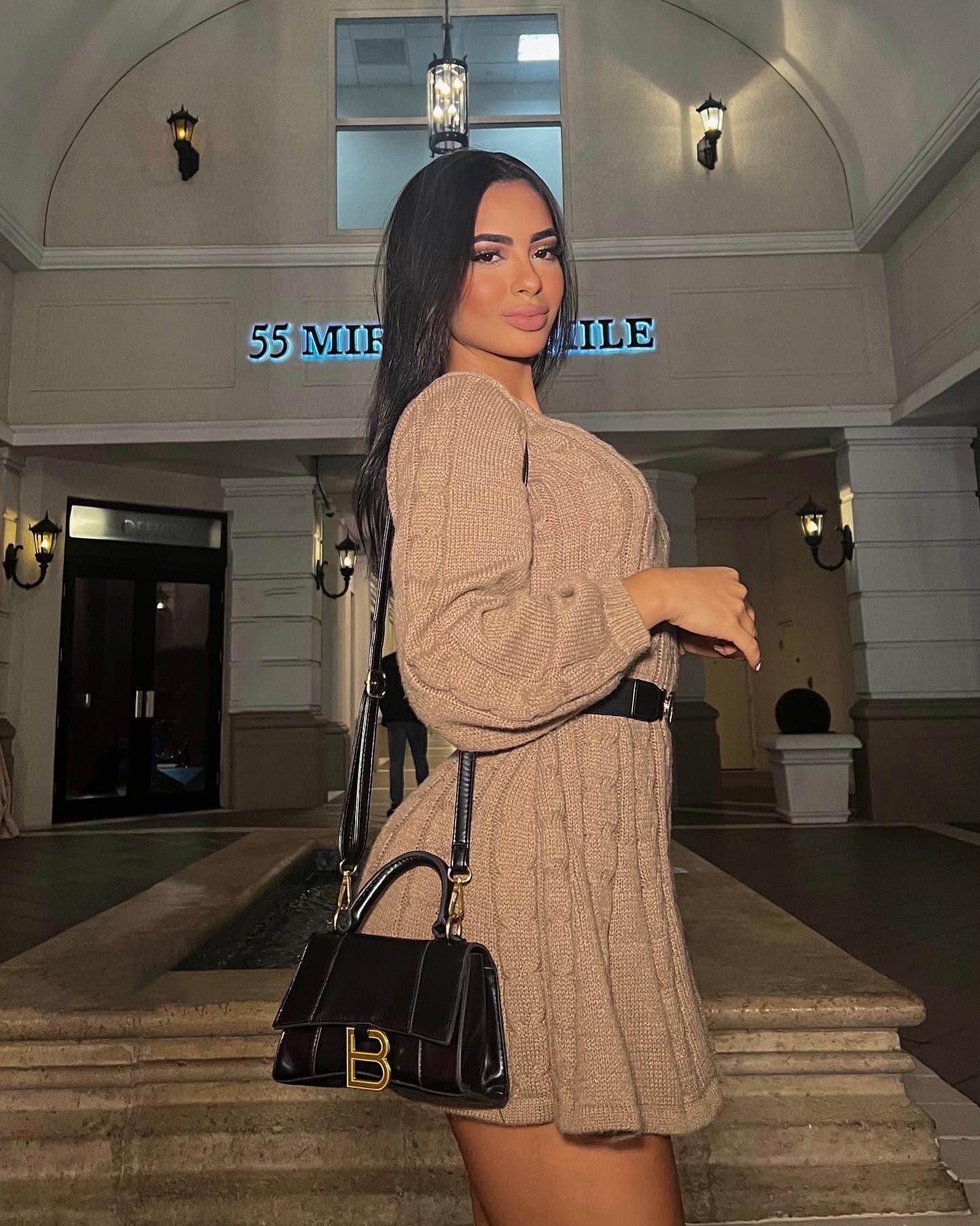 Emma, 24, escort in Moscow — 170 cm, black hair (photo 4 of 10)