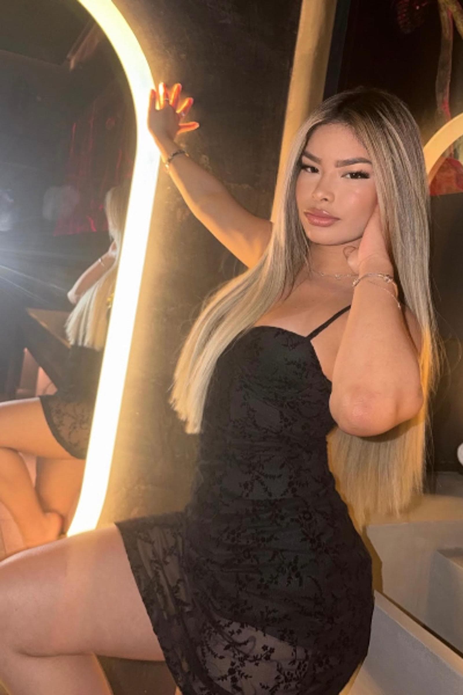 Sheena, 23, escort in Hong Kong (photo 6 of 6)