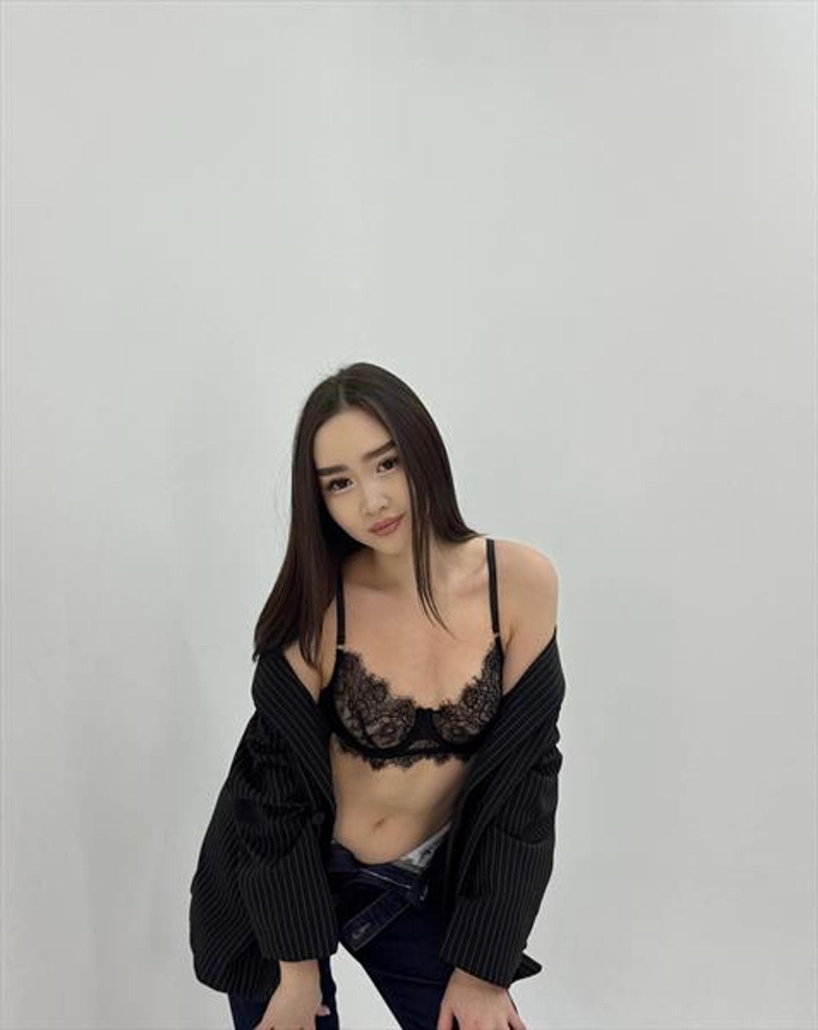 Noor, 21, escort in Hong Kong — brown hair, 177 cm (photo 3 of 5)