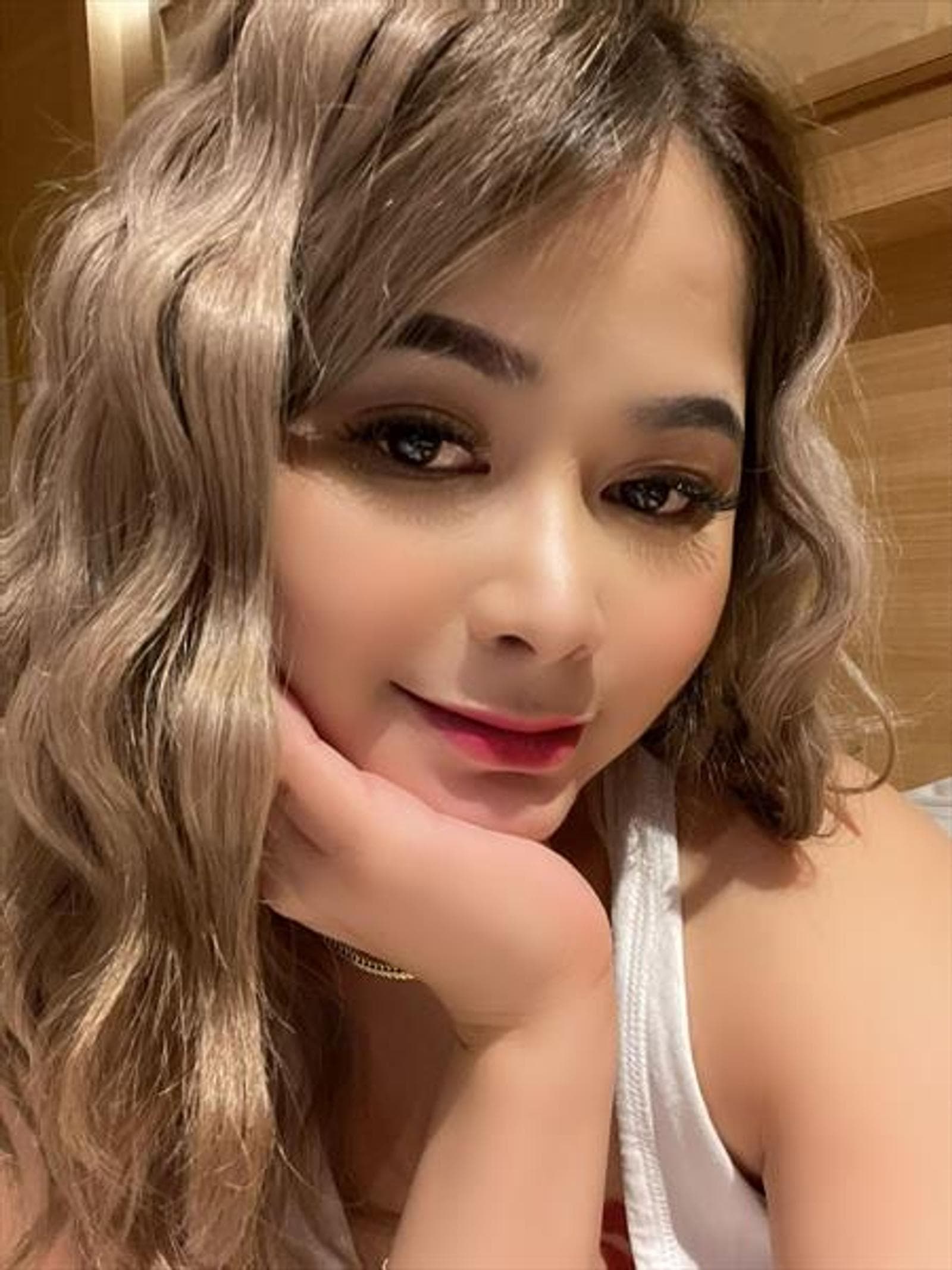Angelique, 27, escort in Hong Kong — 167 cm, blonde hair (photo 2 of 4)