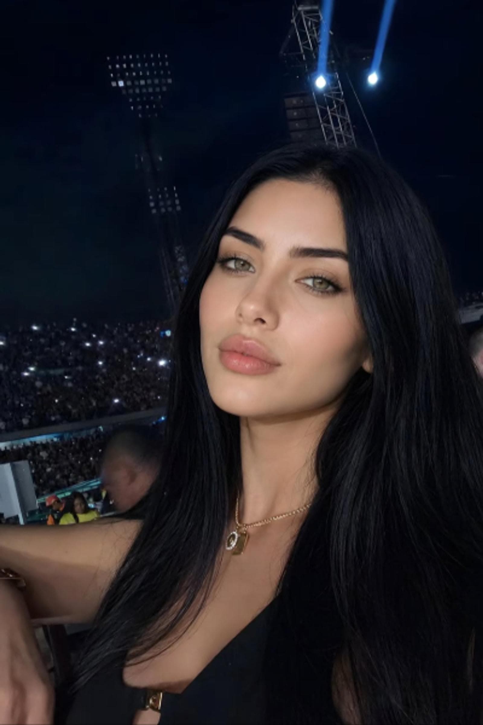 Ornella, 25, escort in Hong Kong — 167 cm, black hair (photo 2 of 5)
