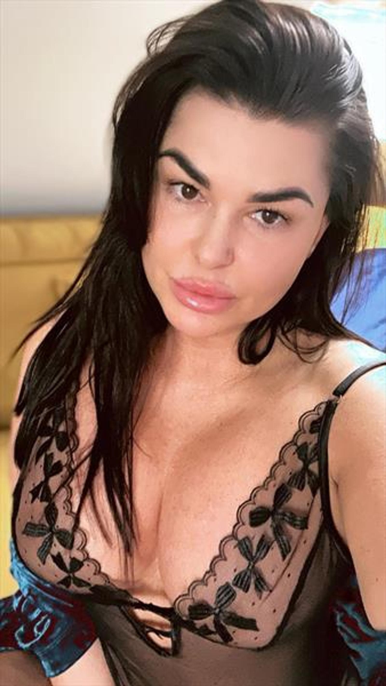 Rory, 29, escort in Hong Kong — brown hair, 167 cm (photo 1 of 5)
