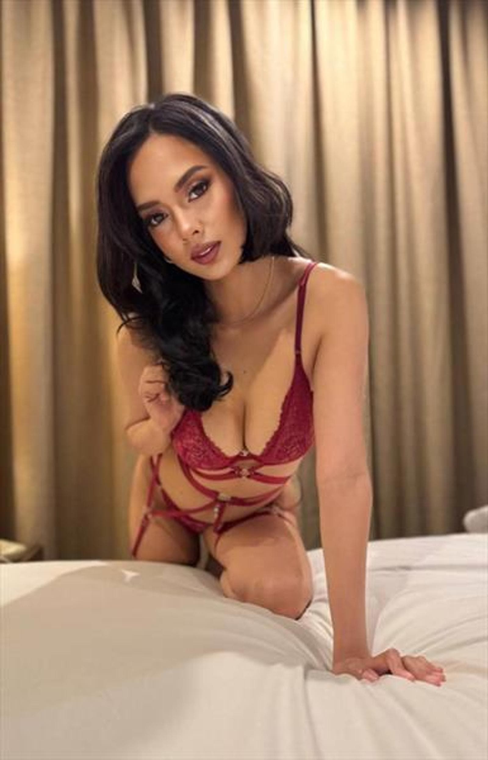 Poliana, 25, escort in Hong Kong — black hair, 167 cm (photo 5 of 5)