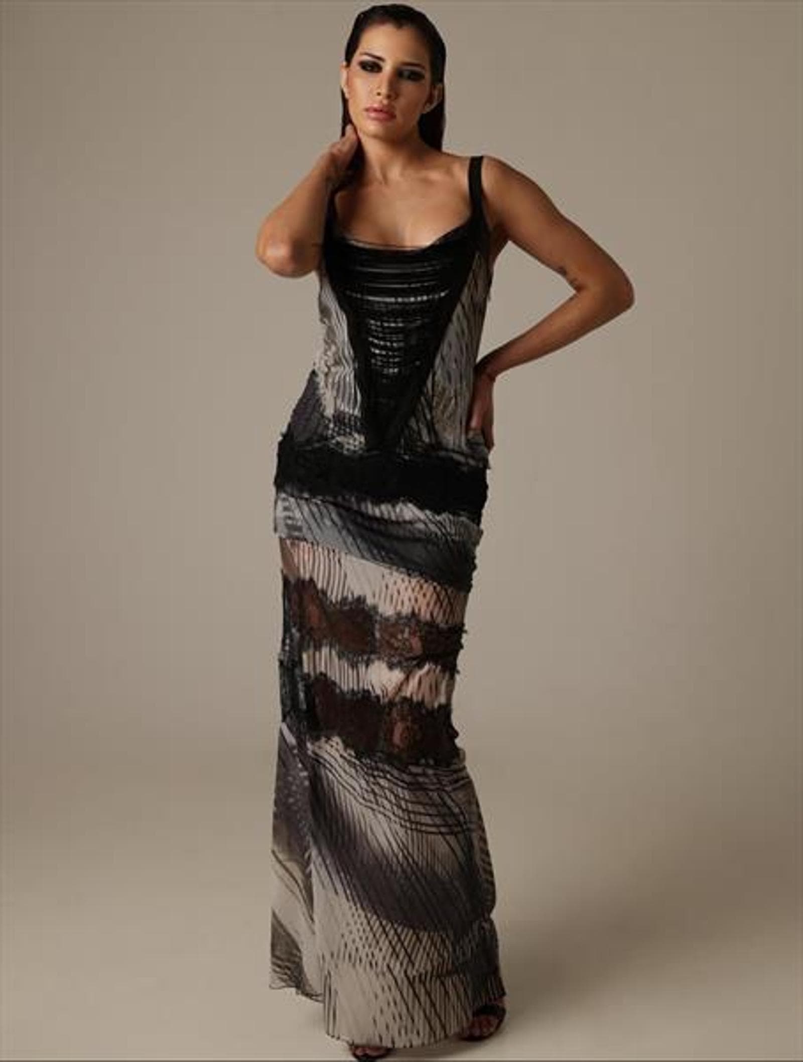 Henrike, 25, escort in Hong Kong — 177 cm, brown hair (photo 2 of 5)