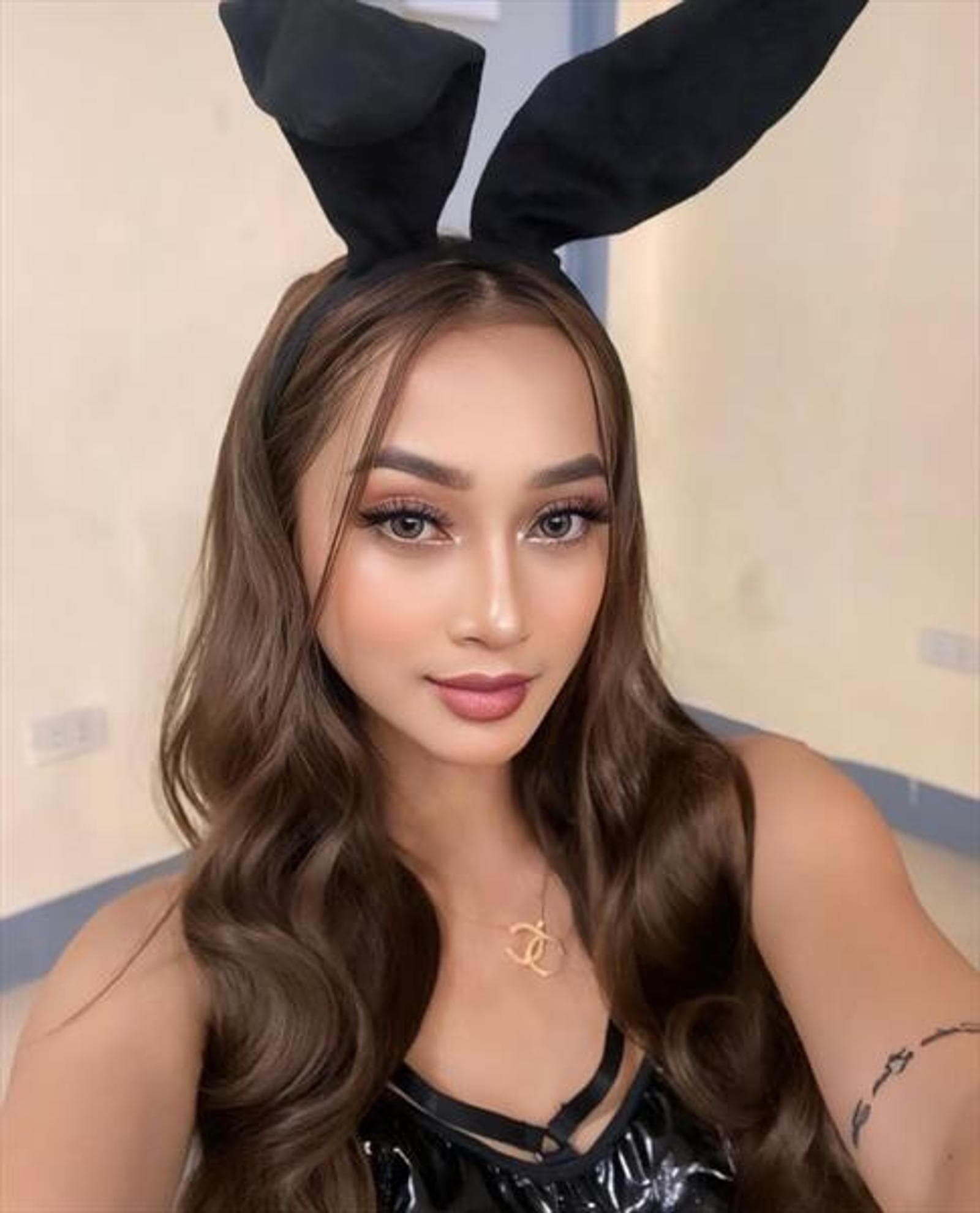 Isabella, 25, escort in Hong Kong — black hair, 164 cm (photo 5 of 5)