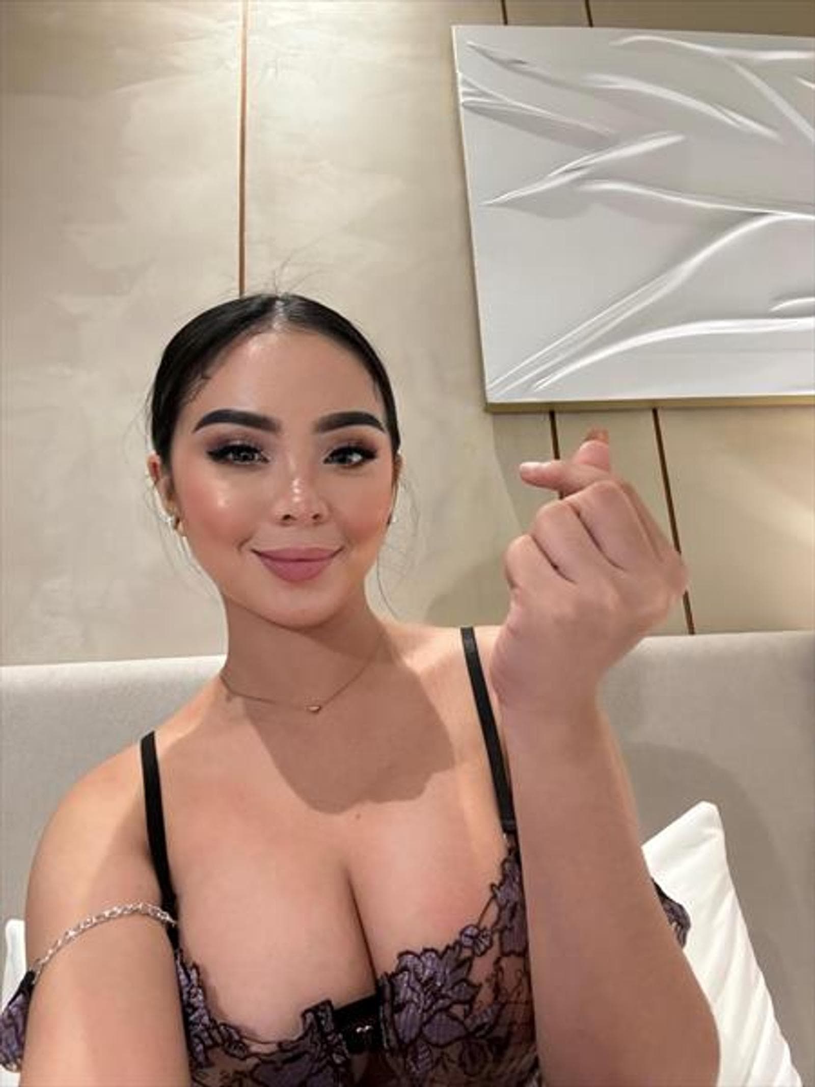 Yoko, 25, escort in Hong Kong — 162 cm, black hair (photo 2 of 3)